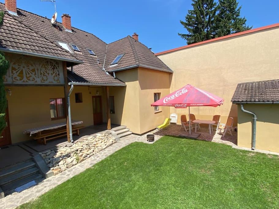 Six-Bedroom House photo 3