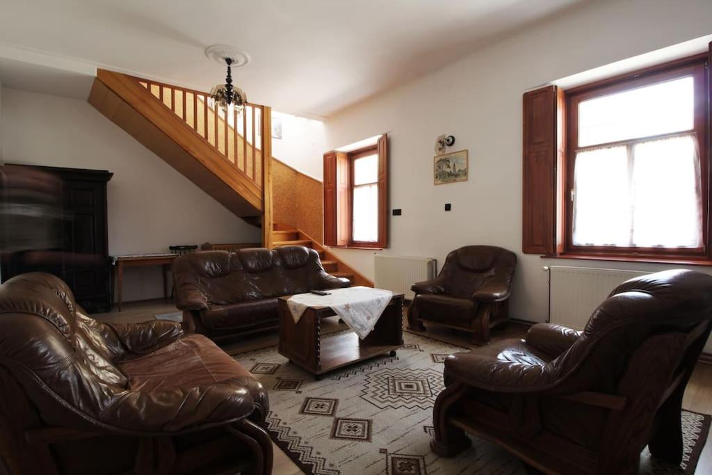 Six-Bedroom House photo 1