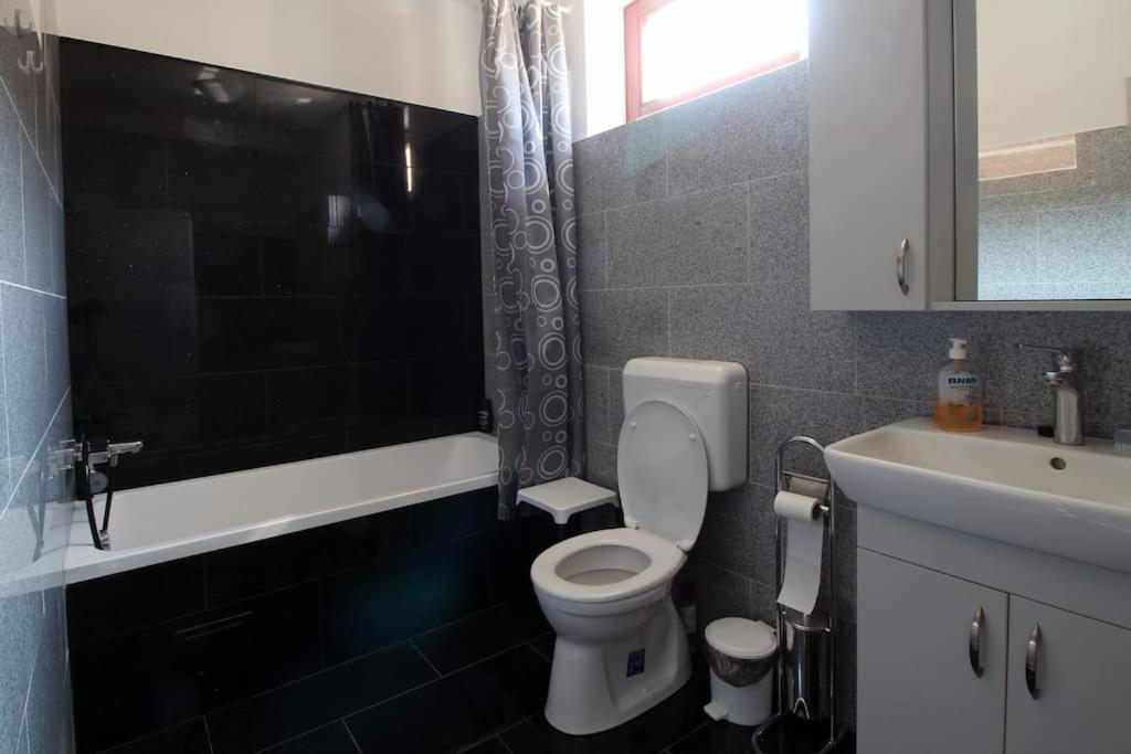 Six-Bedroom House photo 2