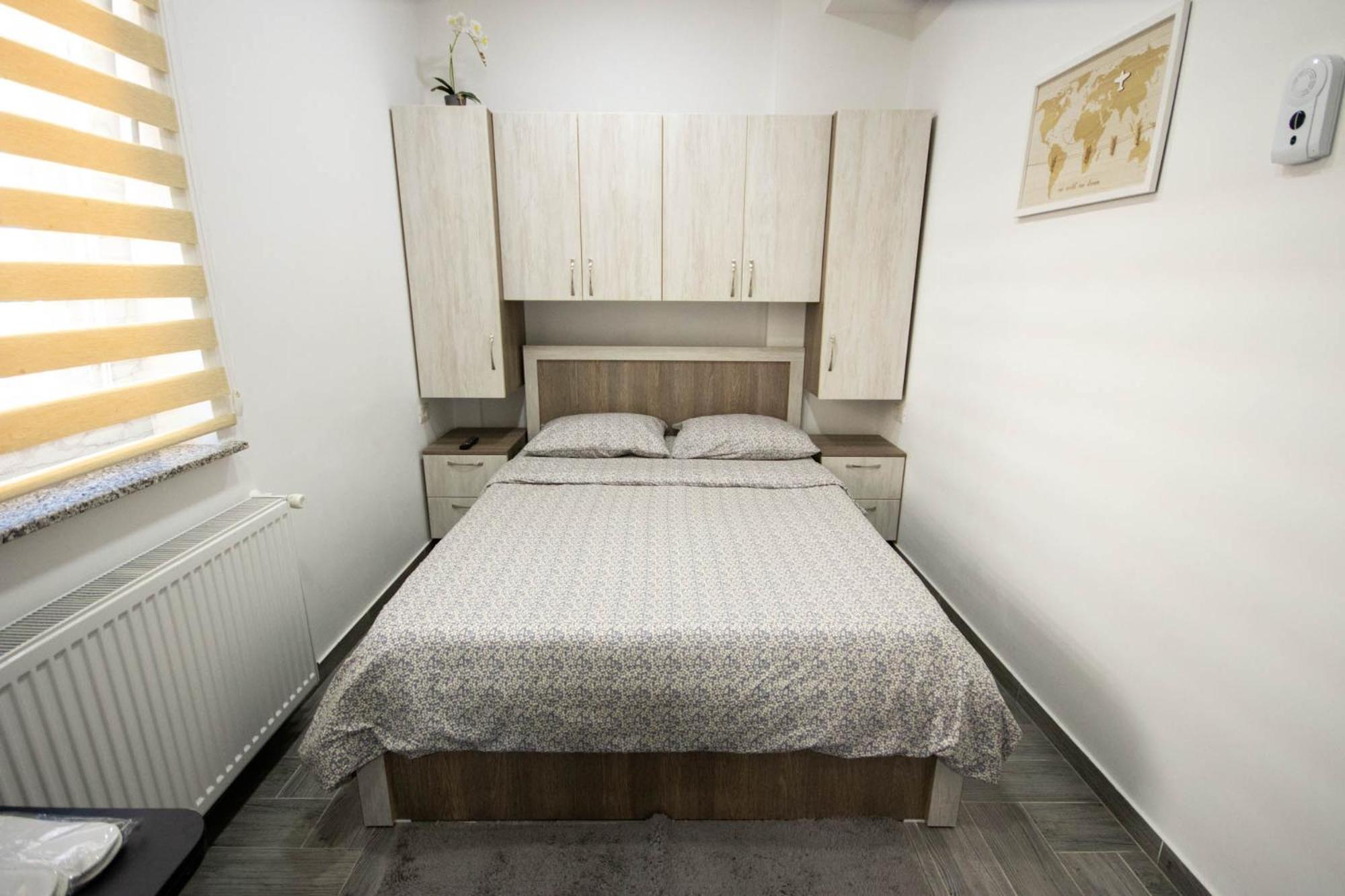 One-Bedroom Apartment - Photo 2