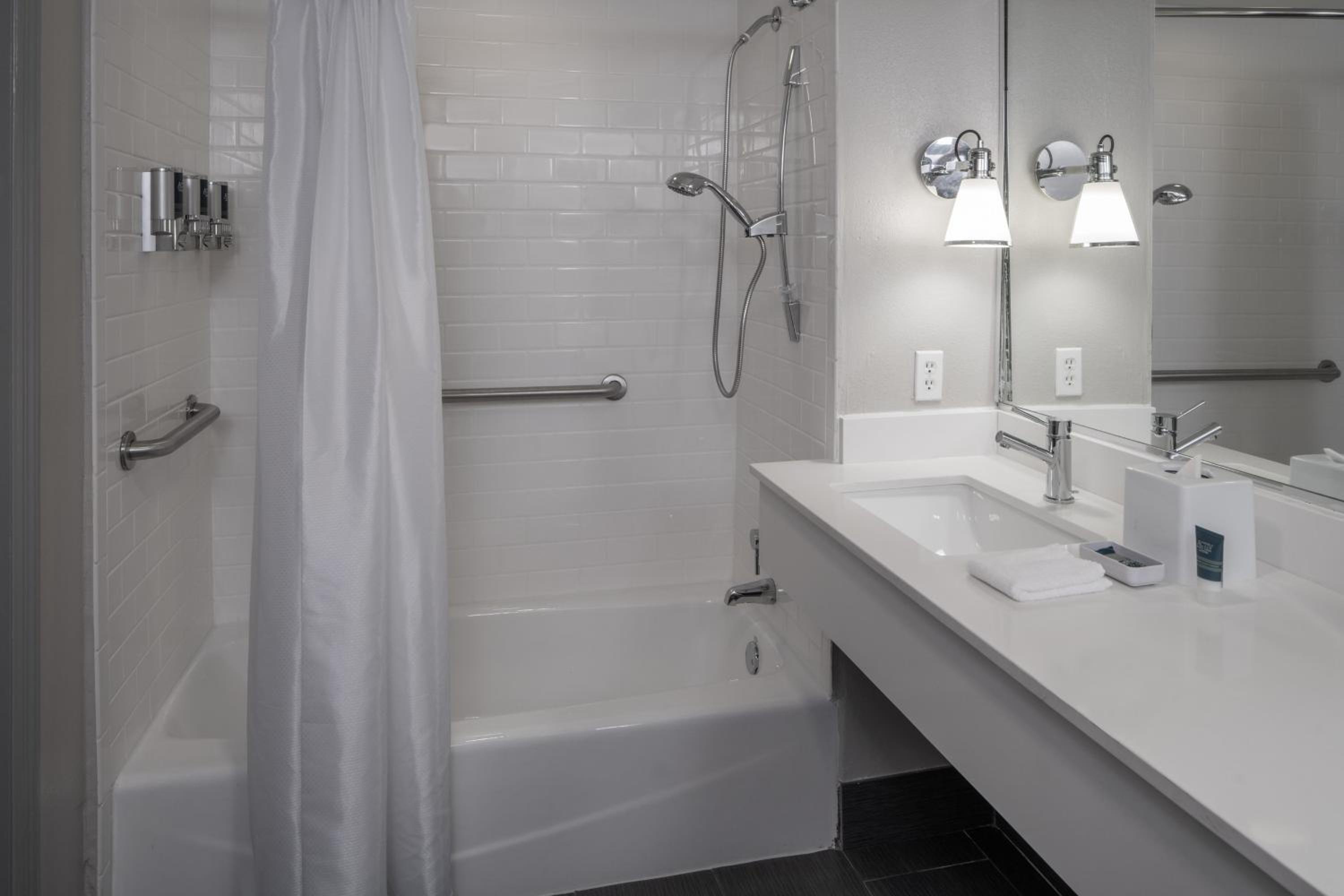 Queen Room with Adapted Tub - Mobility and Hearing Accessible