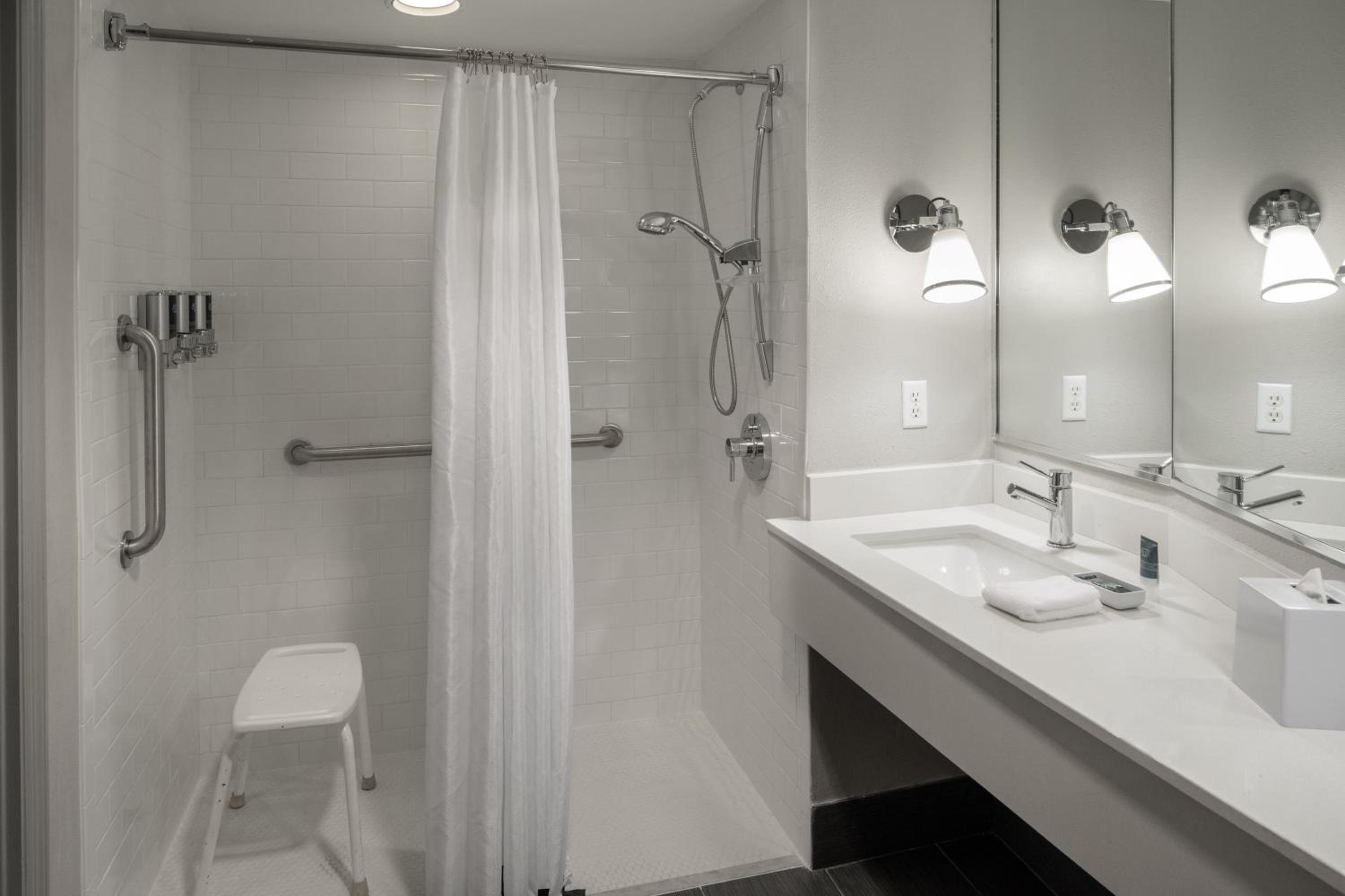 Queen Room with Adapted Tub - Mobility and Hearing Accessible