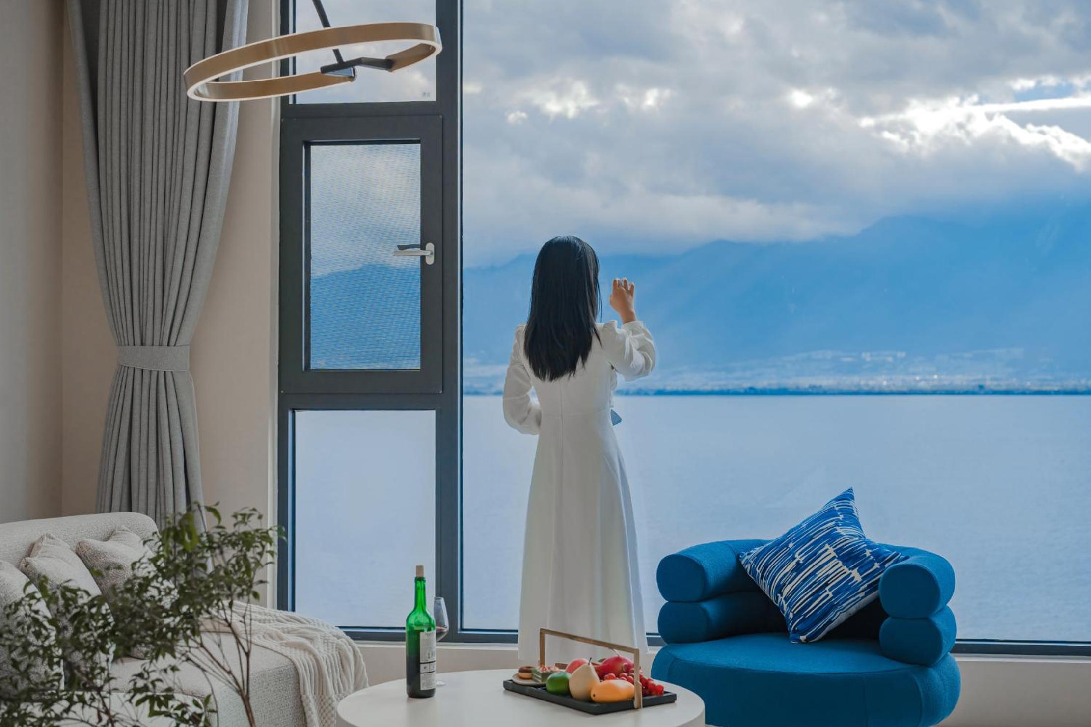Yingyue Pleasant Lake View Bathtub King Room photo 2