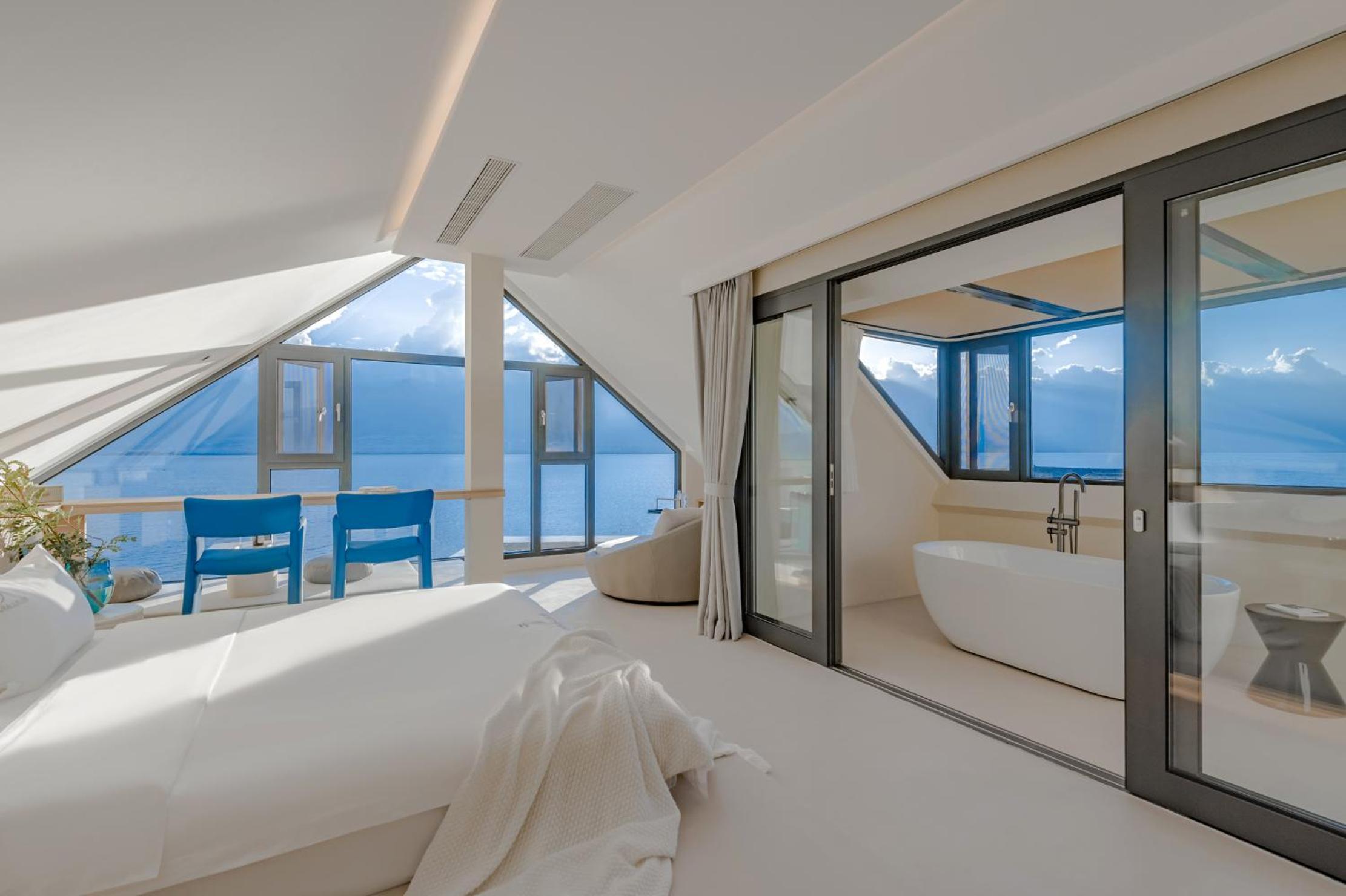 Jade 180 Degree Lake View Deluxe King Room