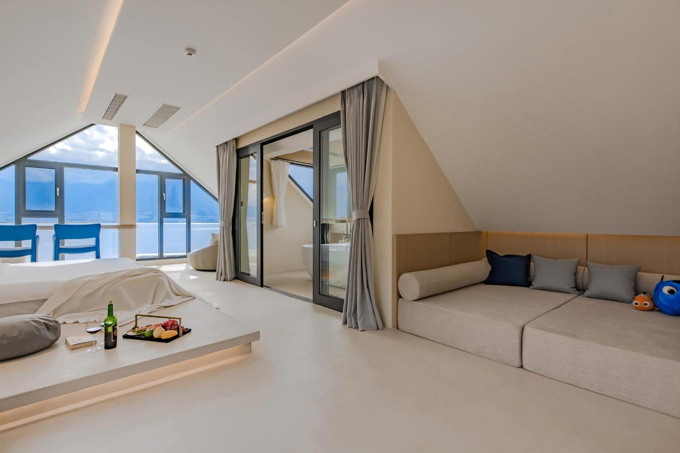 Jade 180 Degree Lake View Deluxe King Room photo 3