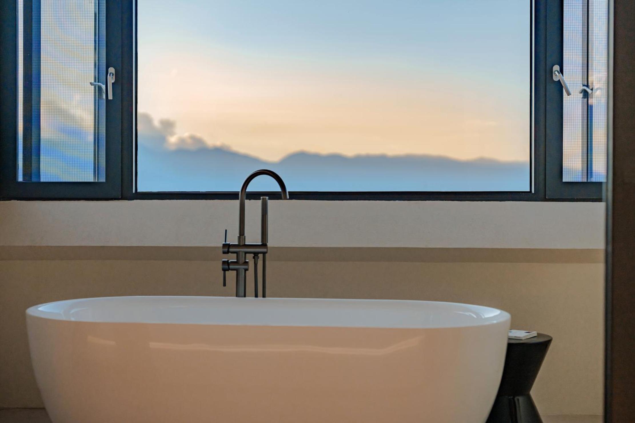 Jade 180 Degree Lake View Deluxe King Room photo 2