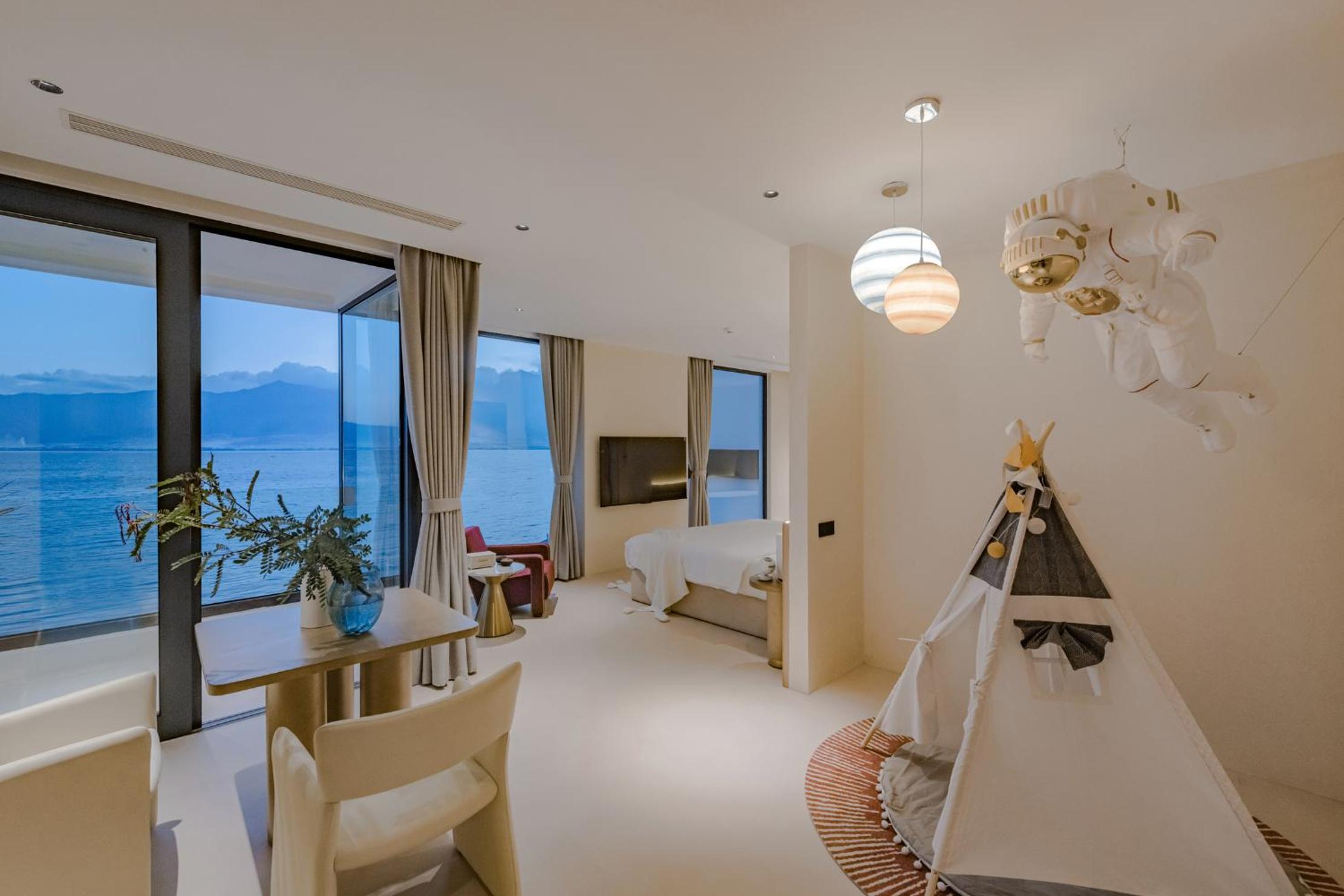 Longquan 180 Degree Deluxe Family Lake View King Room