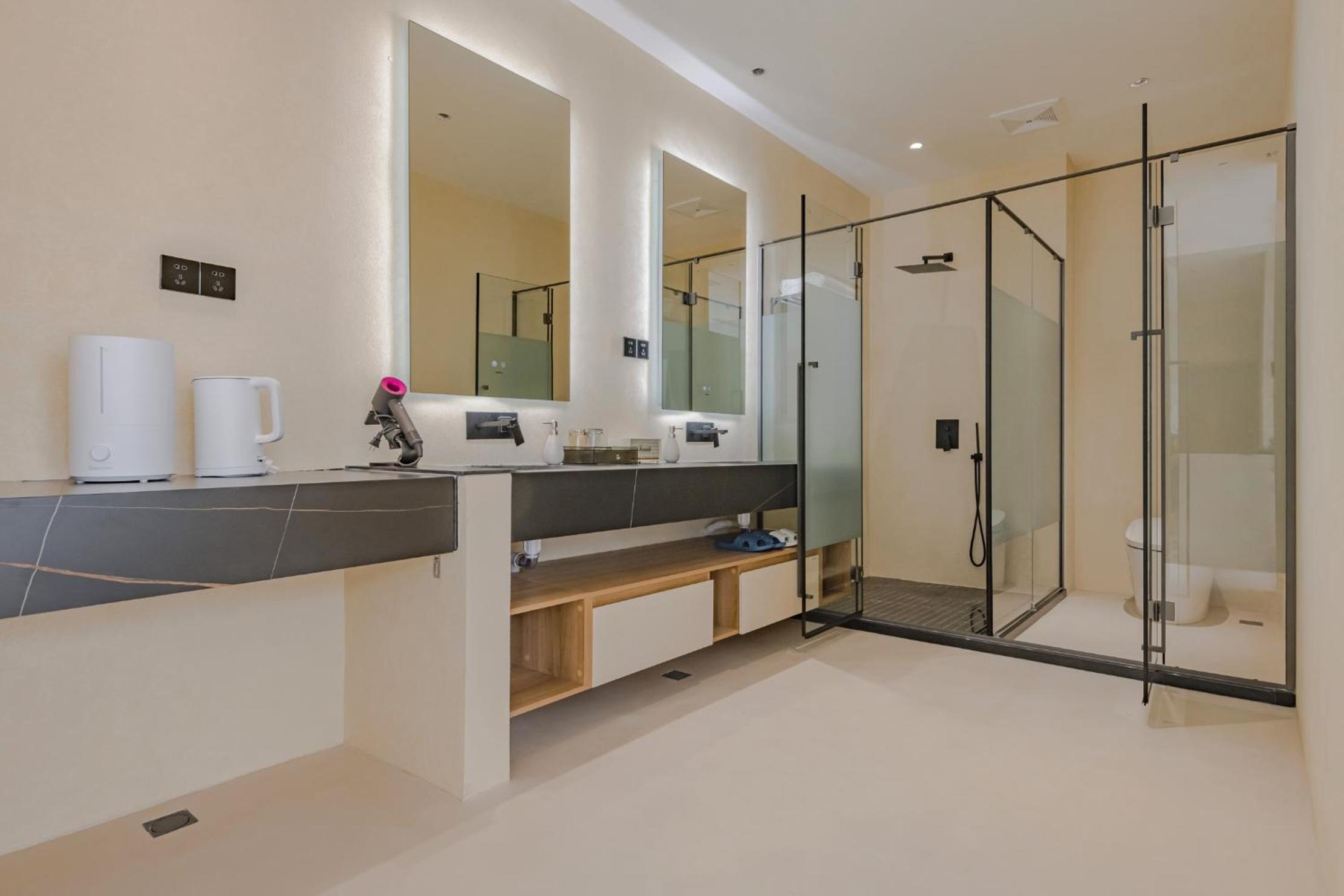 Sanyang 180-Degree Lake View Suite  photo 3