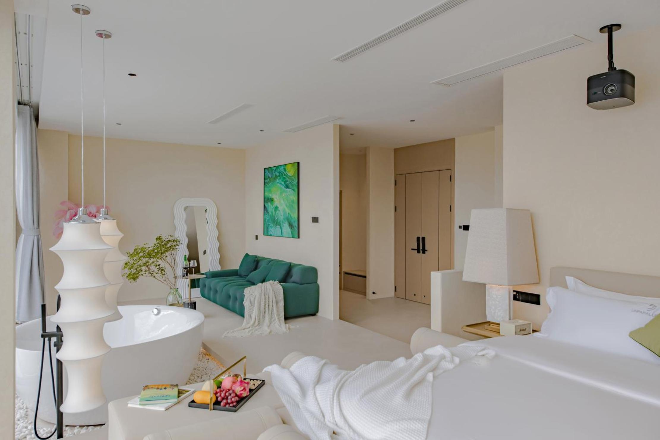 Sanyang 180-Degree Lake View Suite