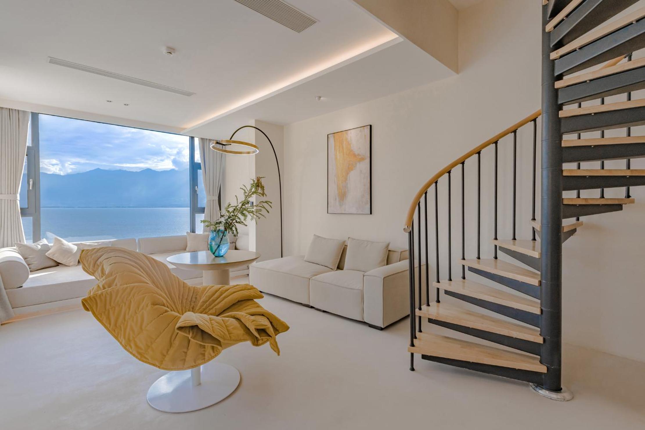 Deluxe Suite with 270-degree Unparalleled Lake View and Oversize Terrace