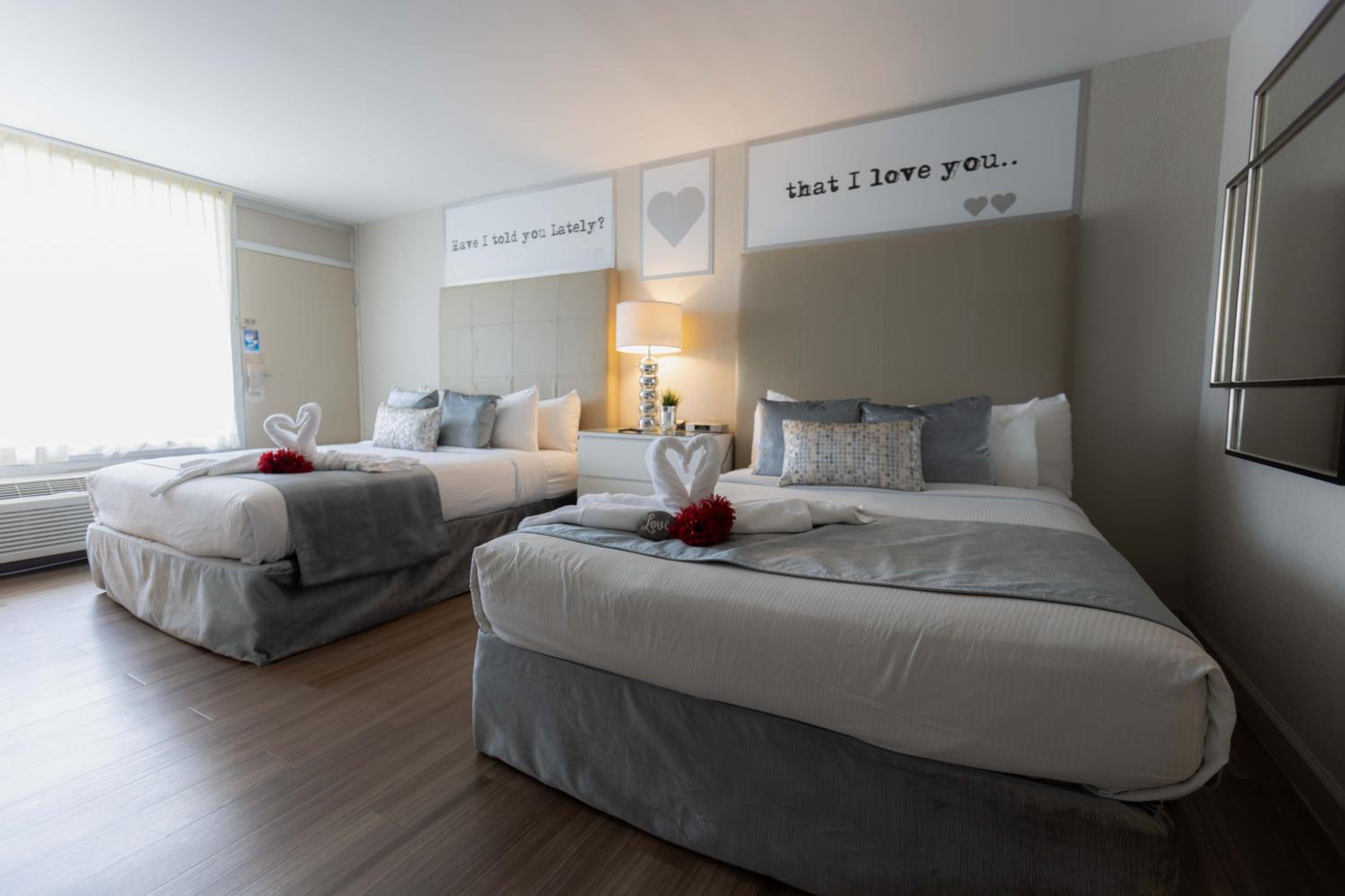 Royal Room with Two Queen Beds and Poolside View - Non-Smoking photo 3