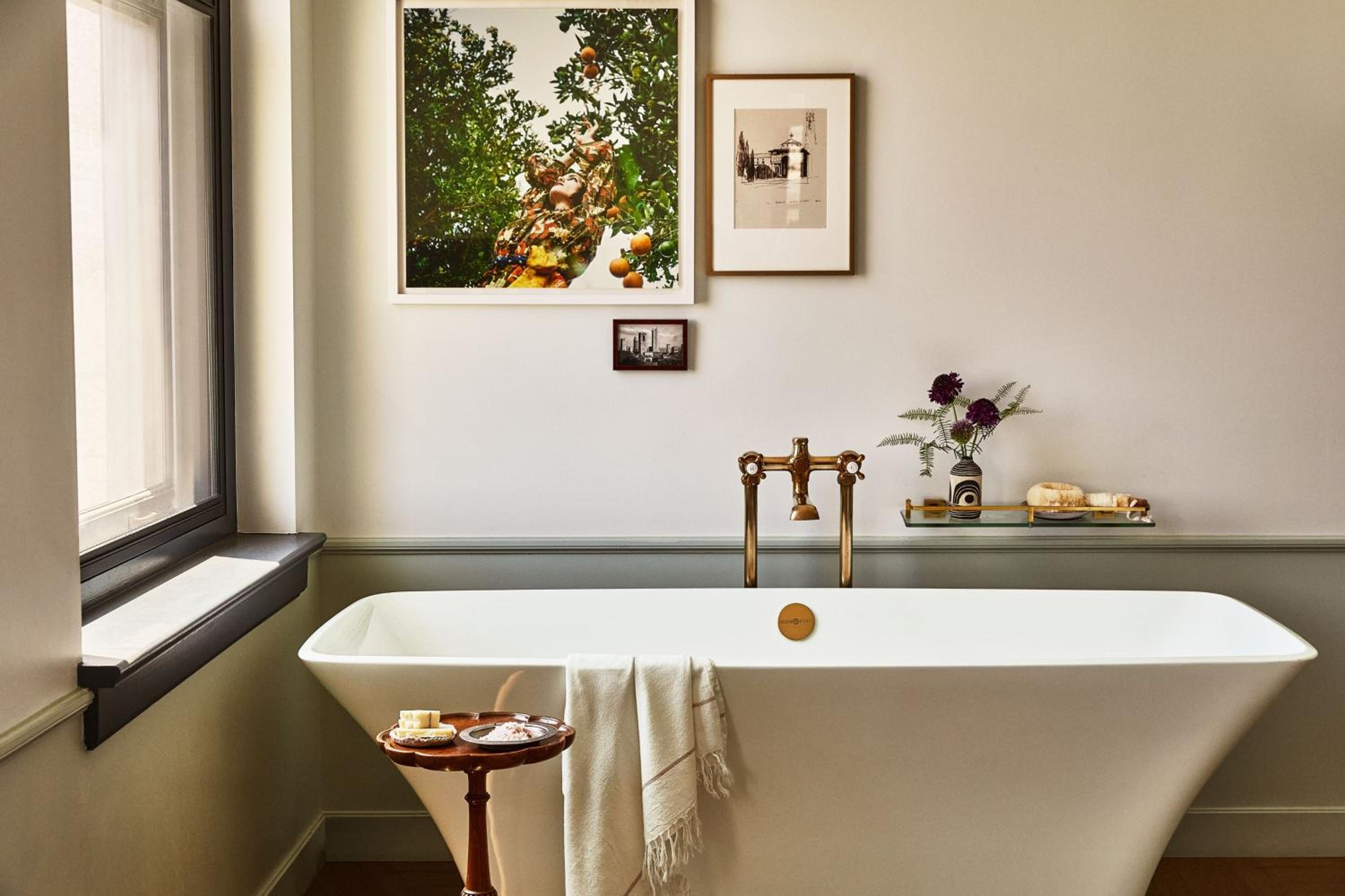 One-Bedroom Claire King Suite with City View
