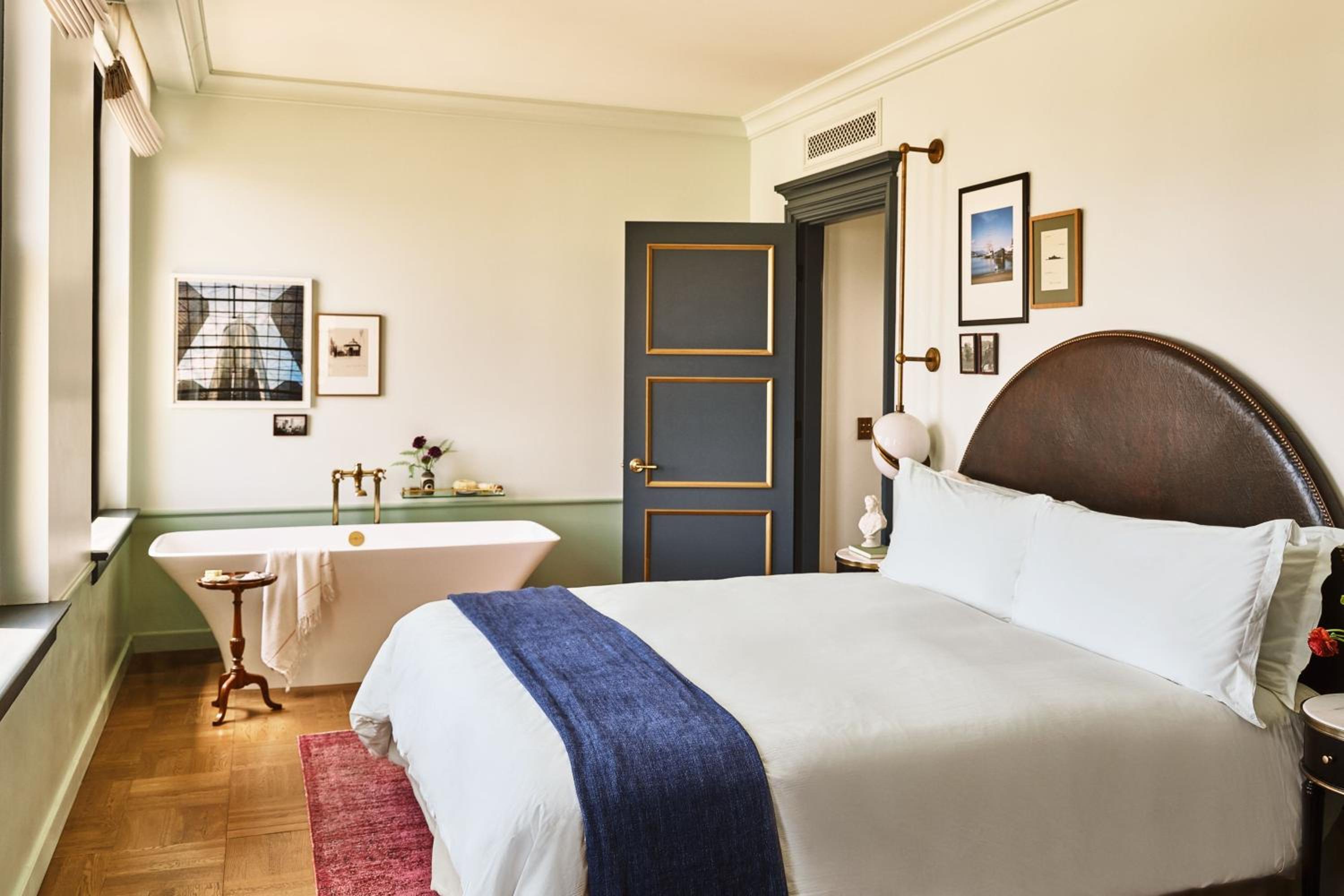 One-Bedroom Claire King Suite with City View thumbnail 5