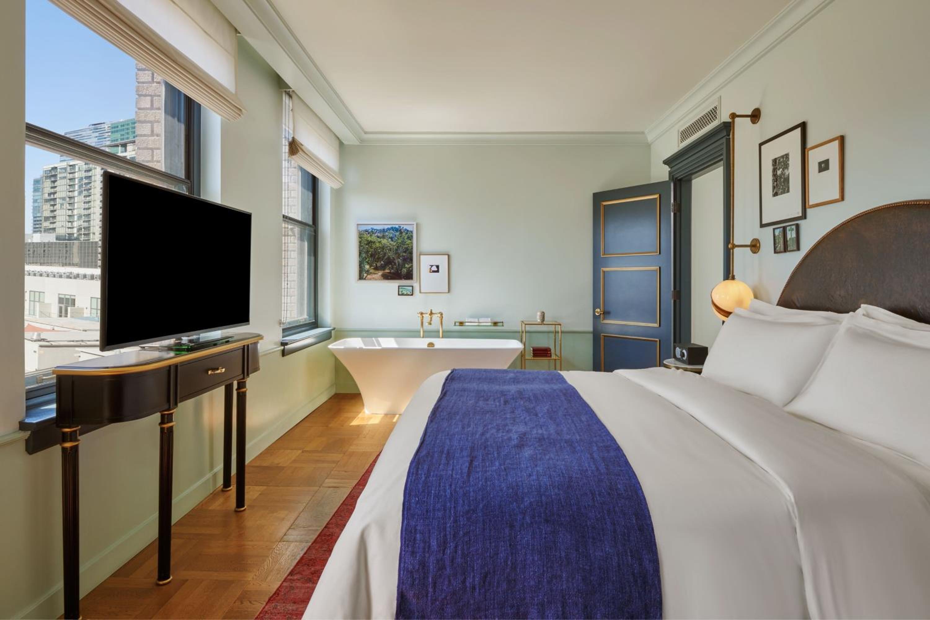 One-Bedroom Claire King Suite with City View
