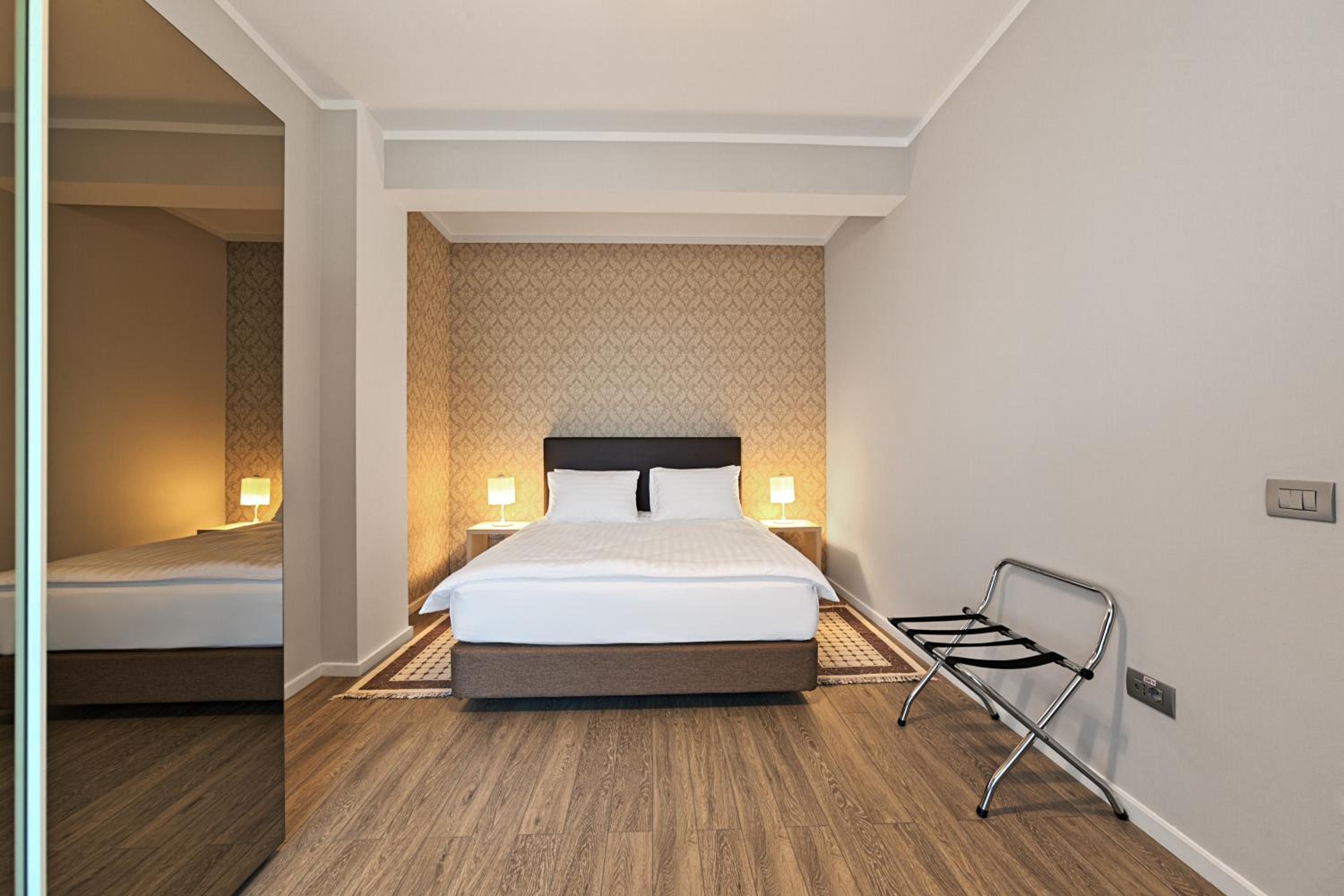 One-Bedroom Apartment with View - Photo 1