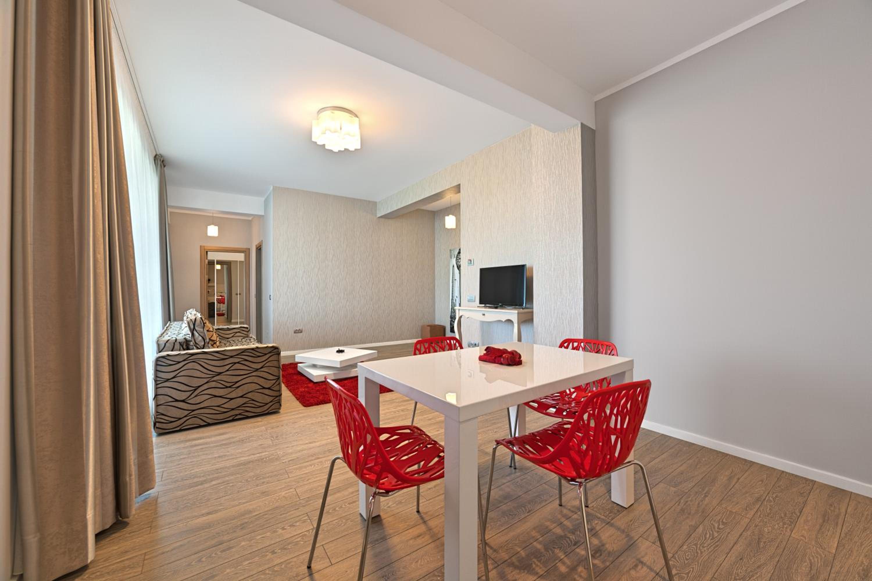 One-Bedroom Apartment with View - Photo 9
