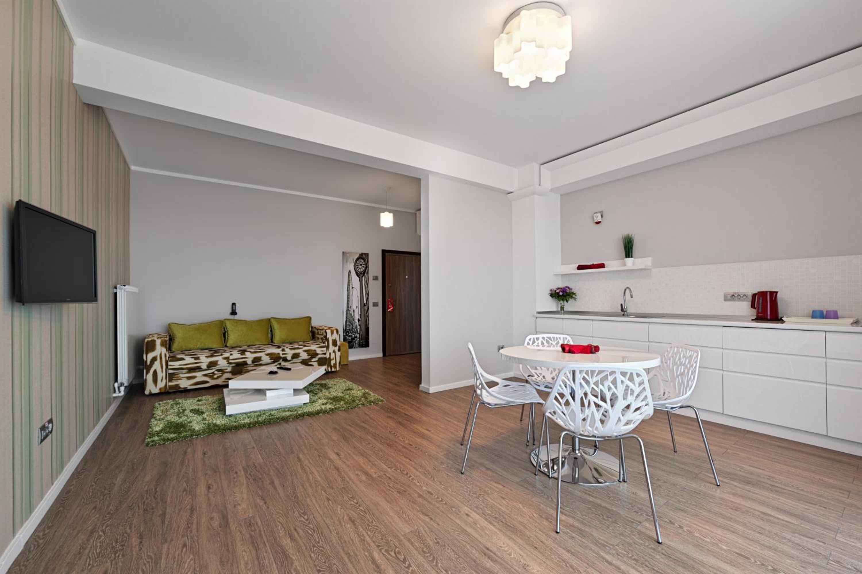 One-Bedroom Apartment with View - Photo 11