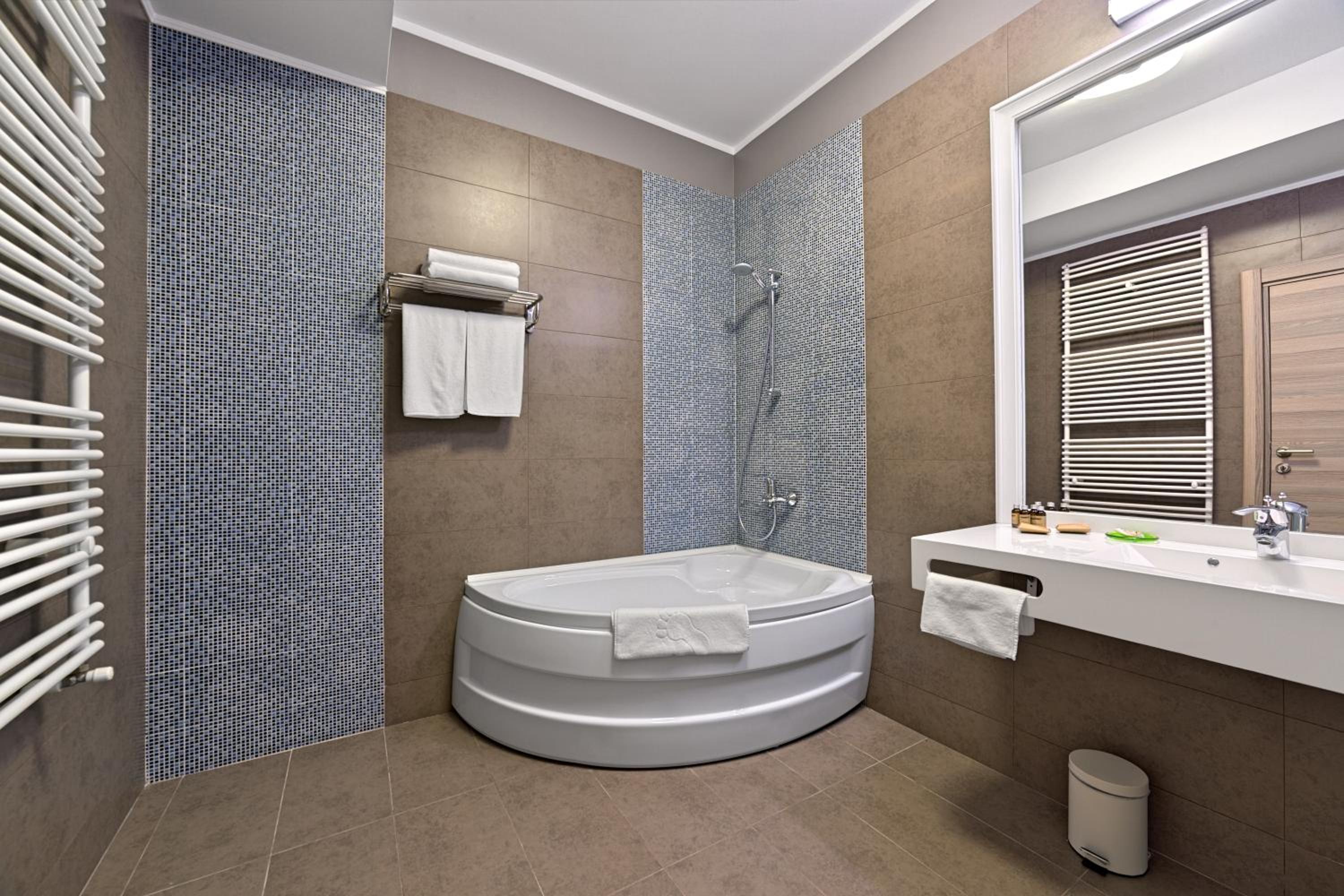 One-Bedroom Apartment with View - Photo 10