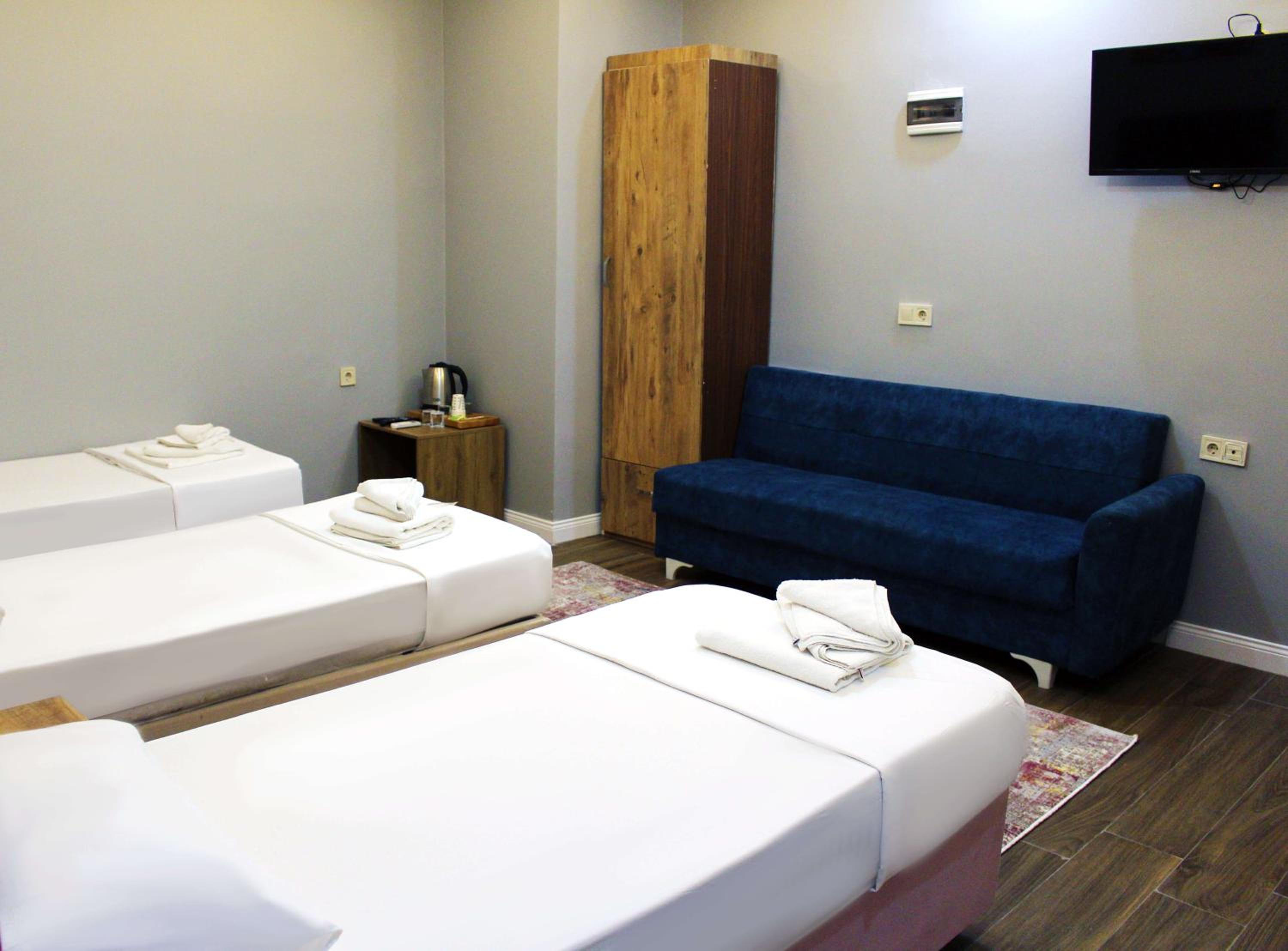 Economy Triple Room with Shared Bathroom photo 2
