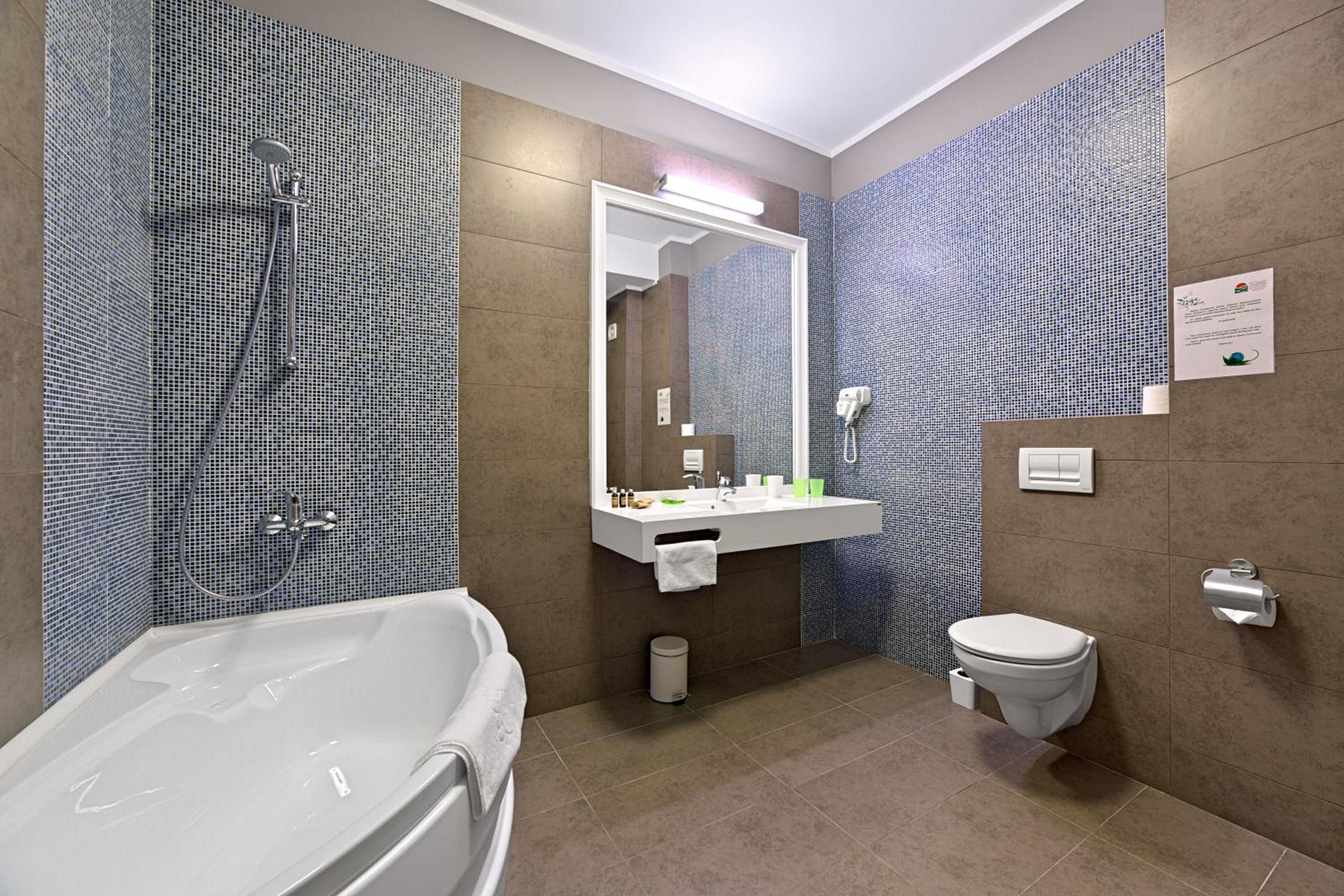 One-Bedroom Apartment with View - Photo 2