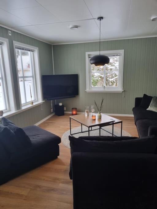 Five-Bedroom House photo 1