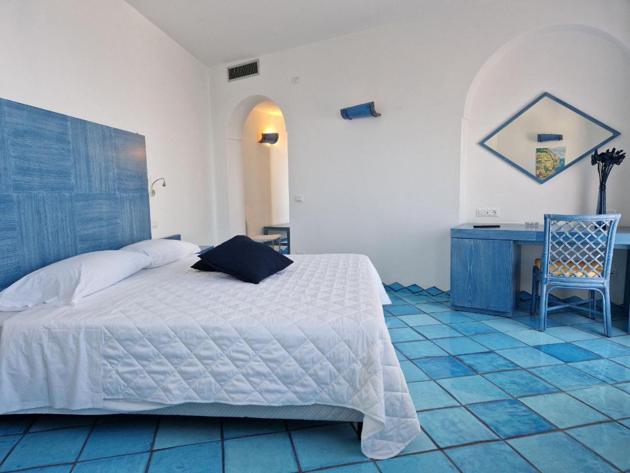 Deluxe Double Room with Terrace and Sea View