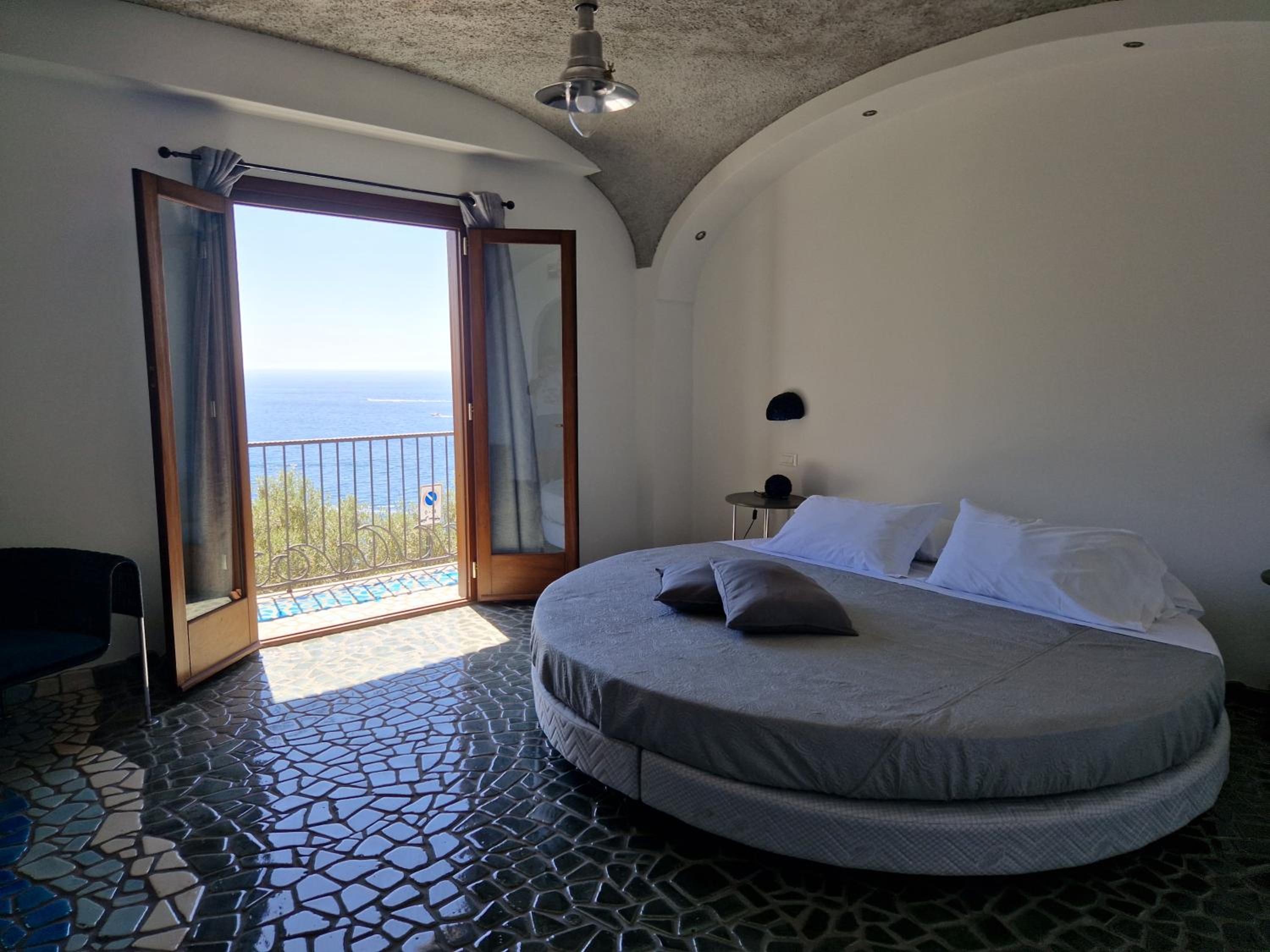 Deluxe Double Room with Balcony and Sea View - Photo 13