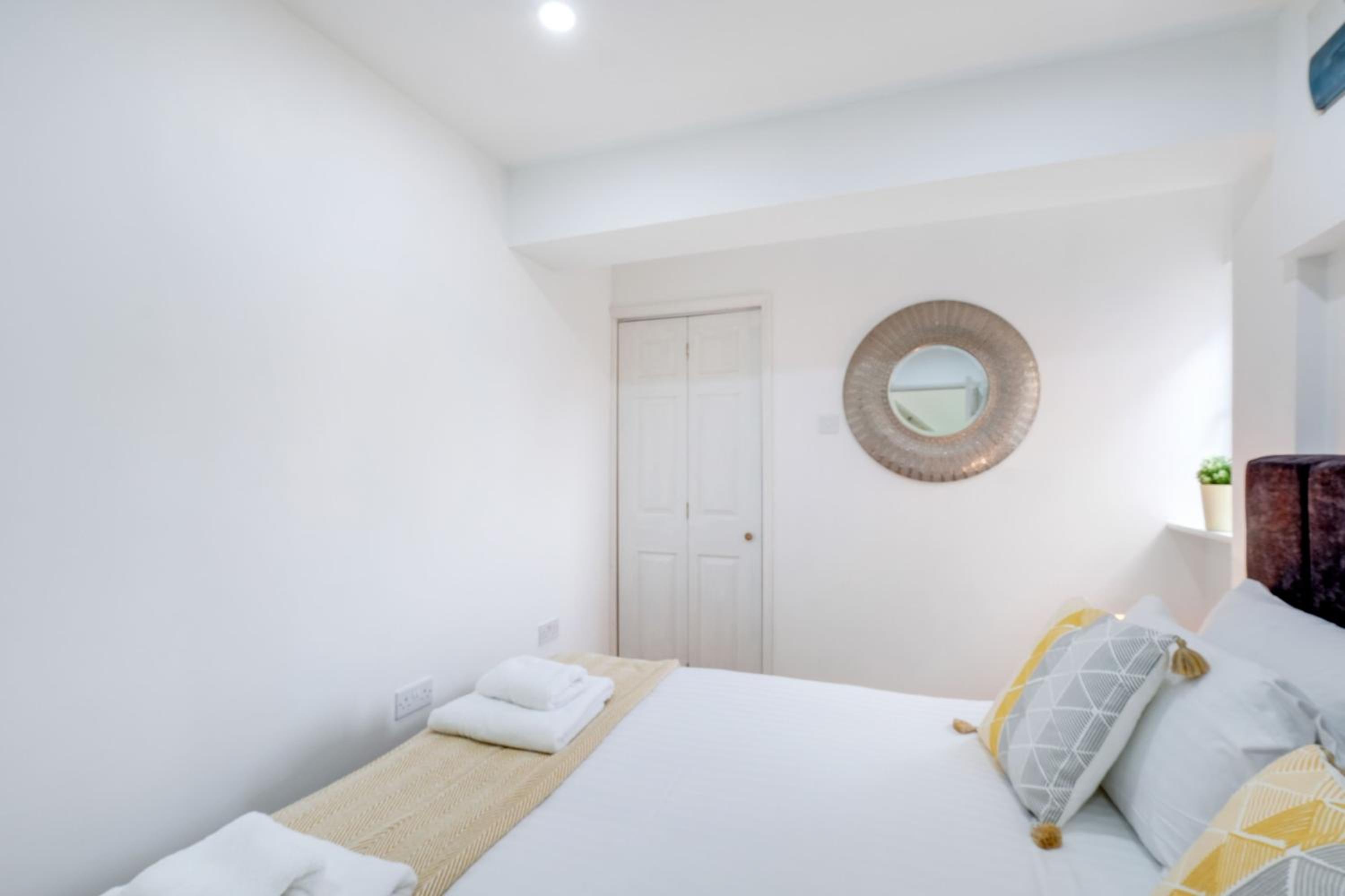 Five-Bedroom House photo 1