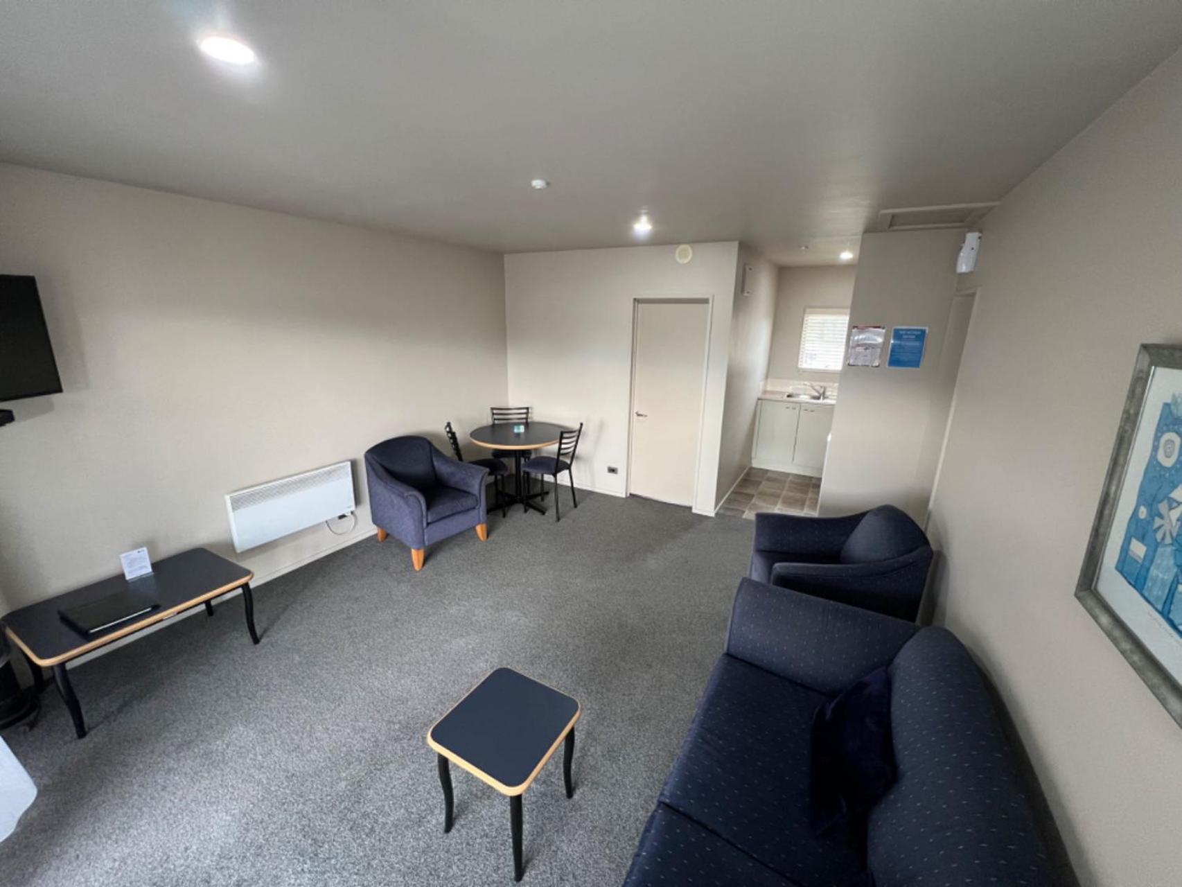 One Bedroom Suite - Non-Smoking photo 3