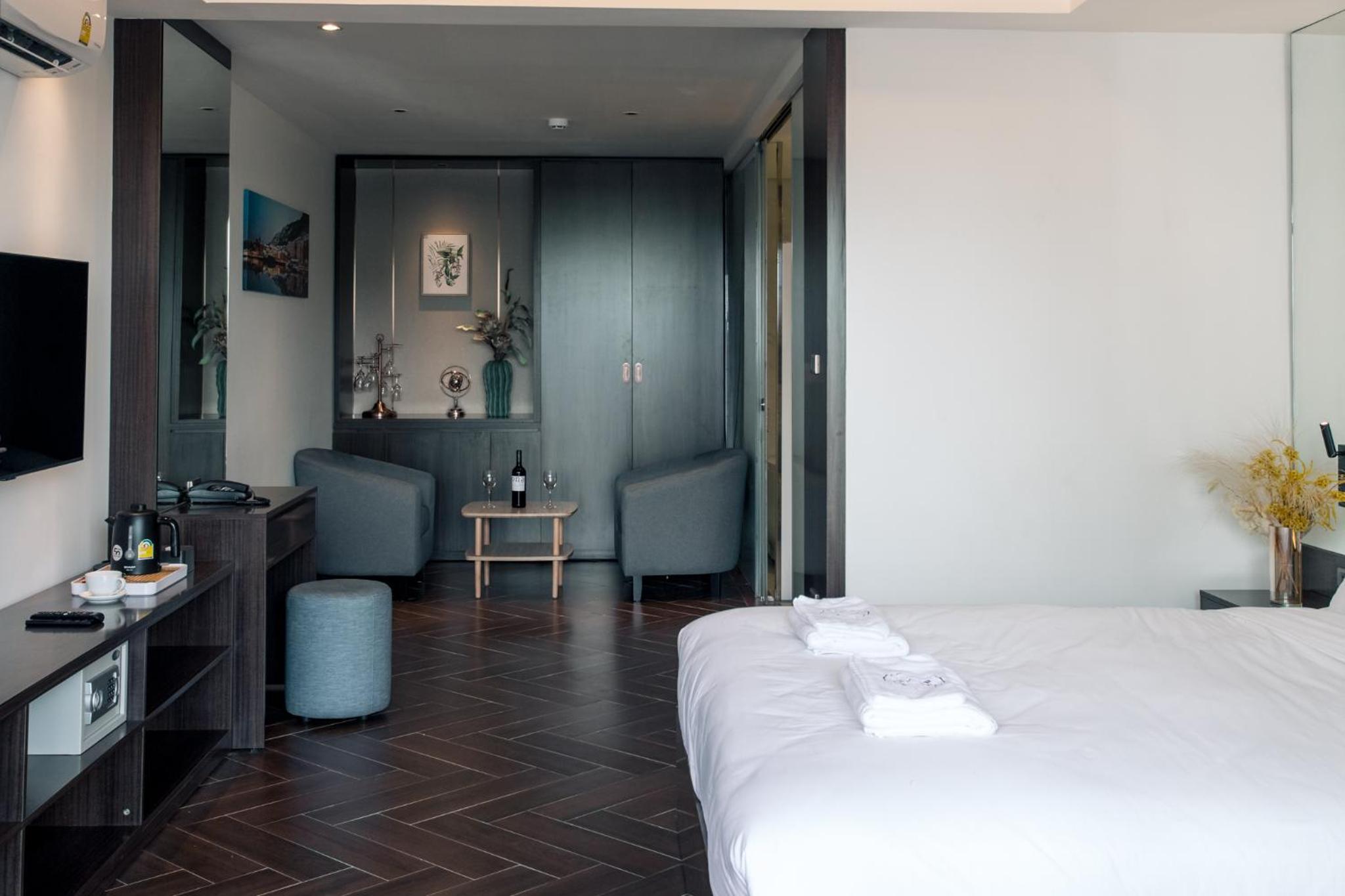 King Suite with Balcony photo 3