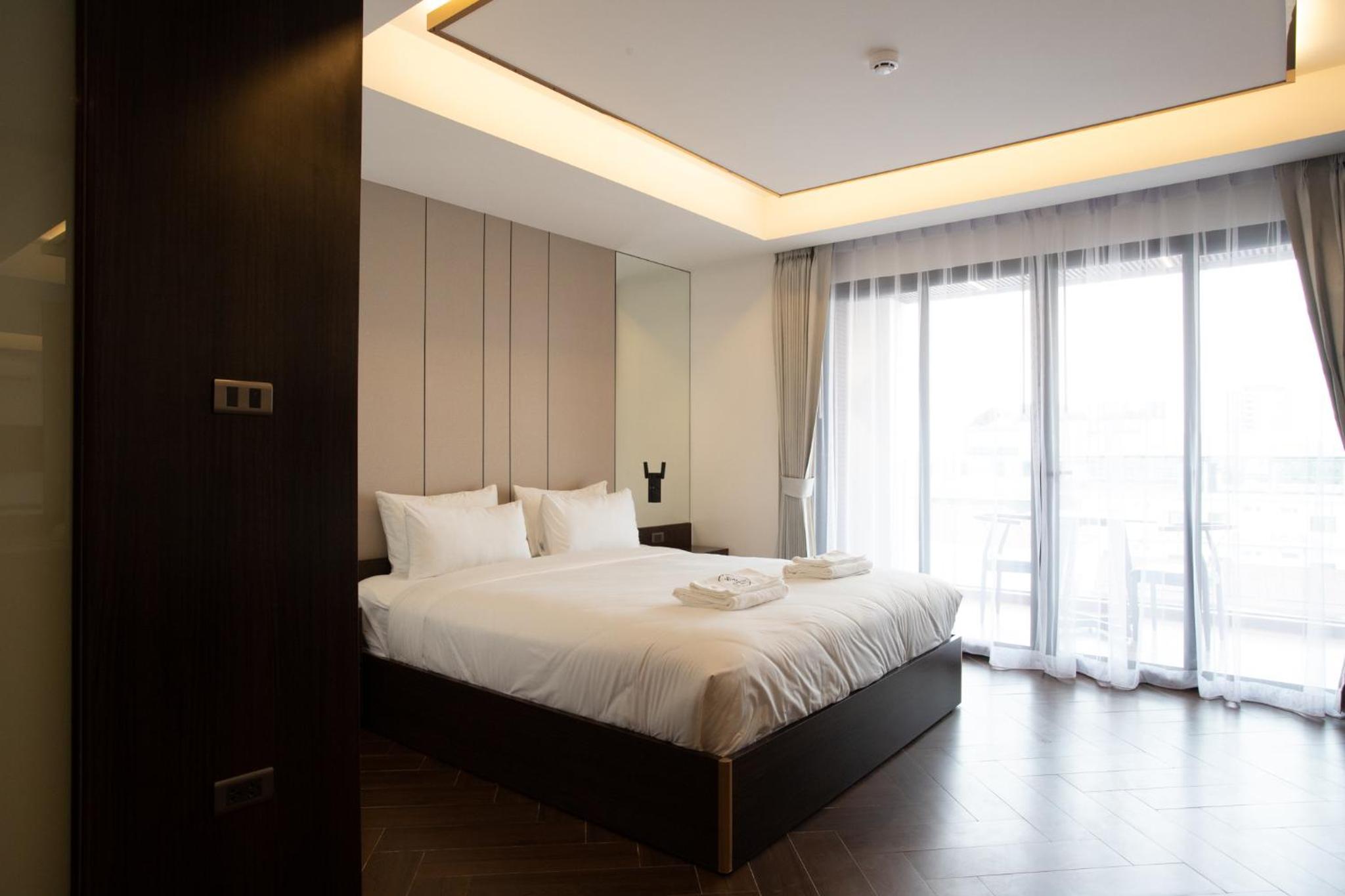 King Suite with Balcony photo 2