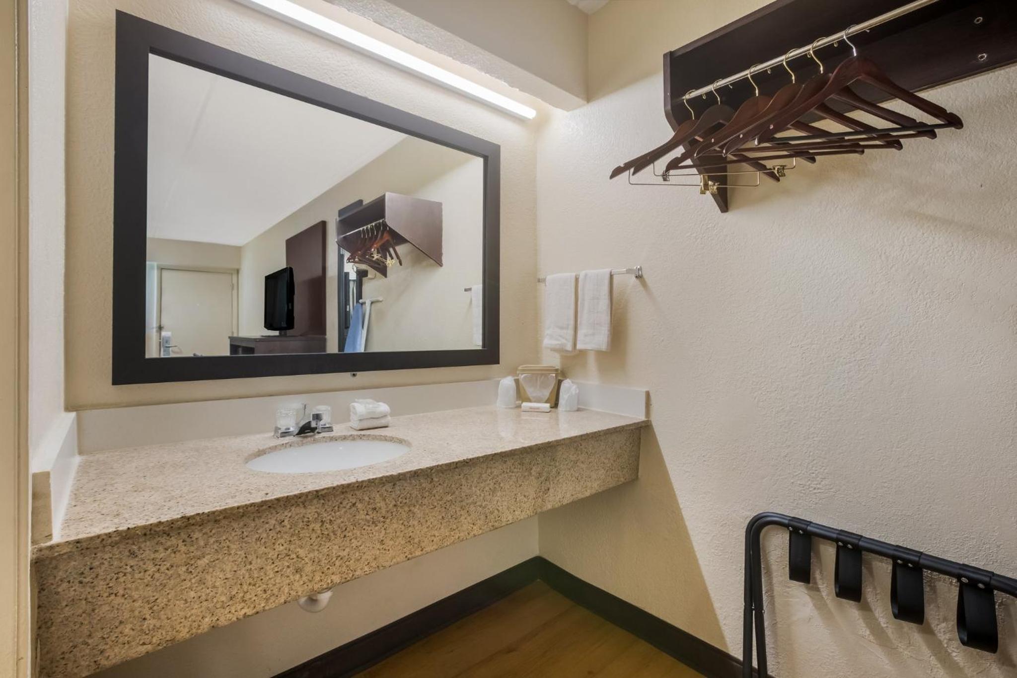 Deluxe Room with Two Double Beds Smoking - Photo 2