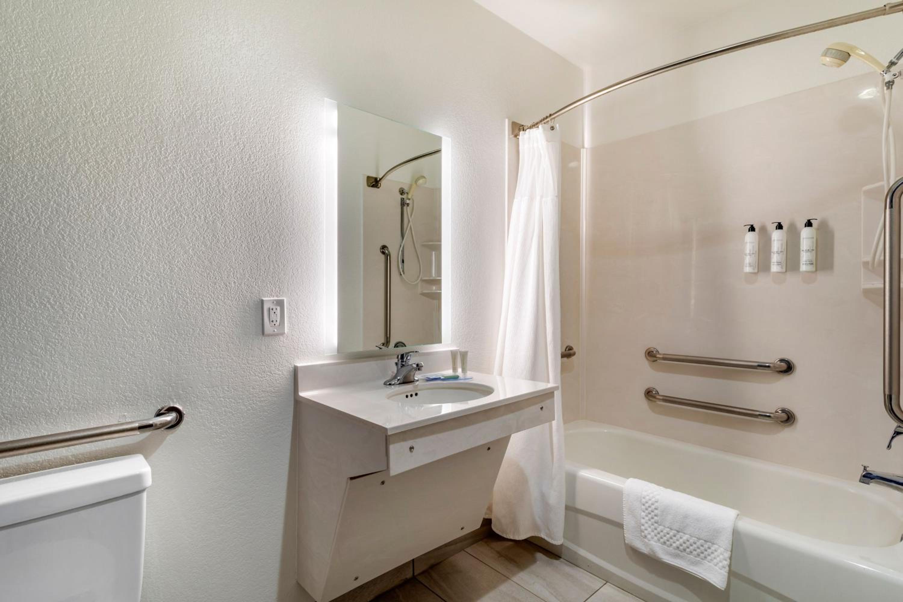 Double Room with Two Double Beds - Photo 3