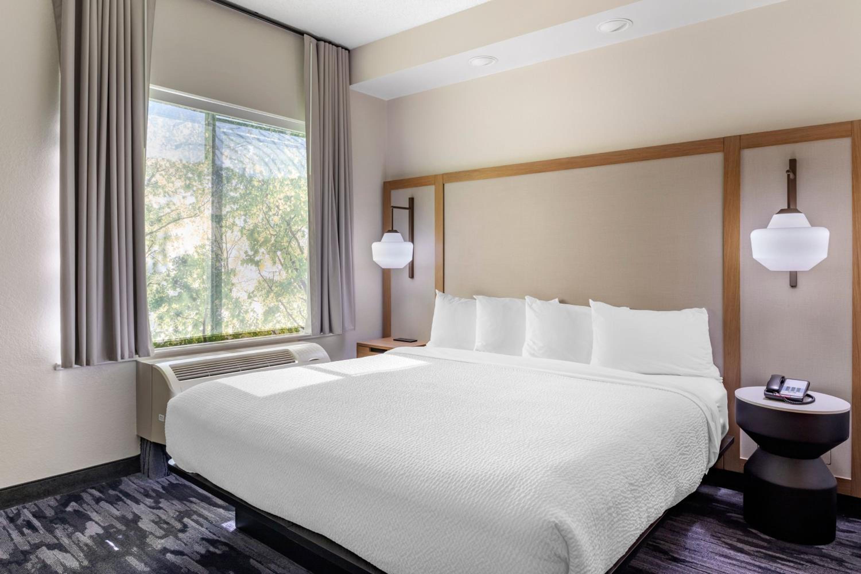 Standard King Room - Photo 5