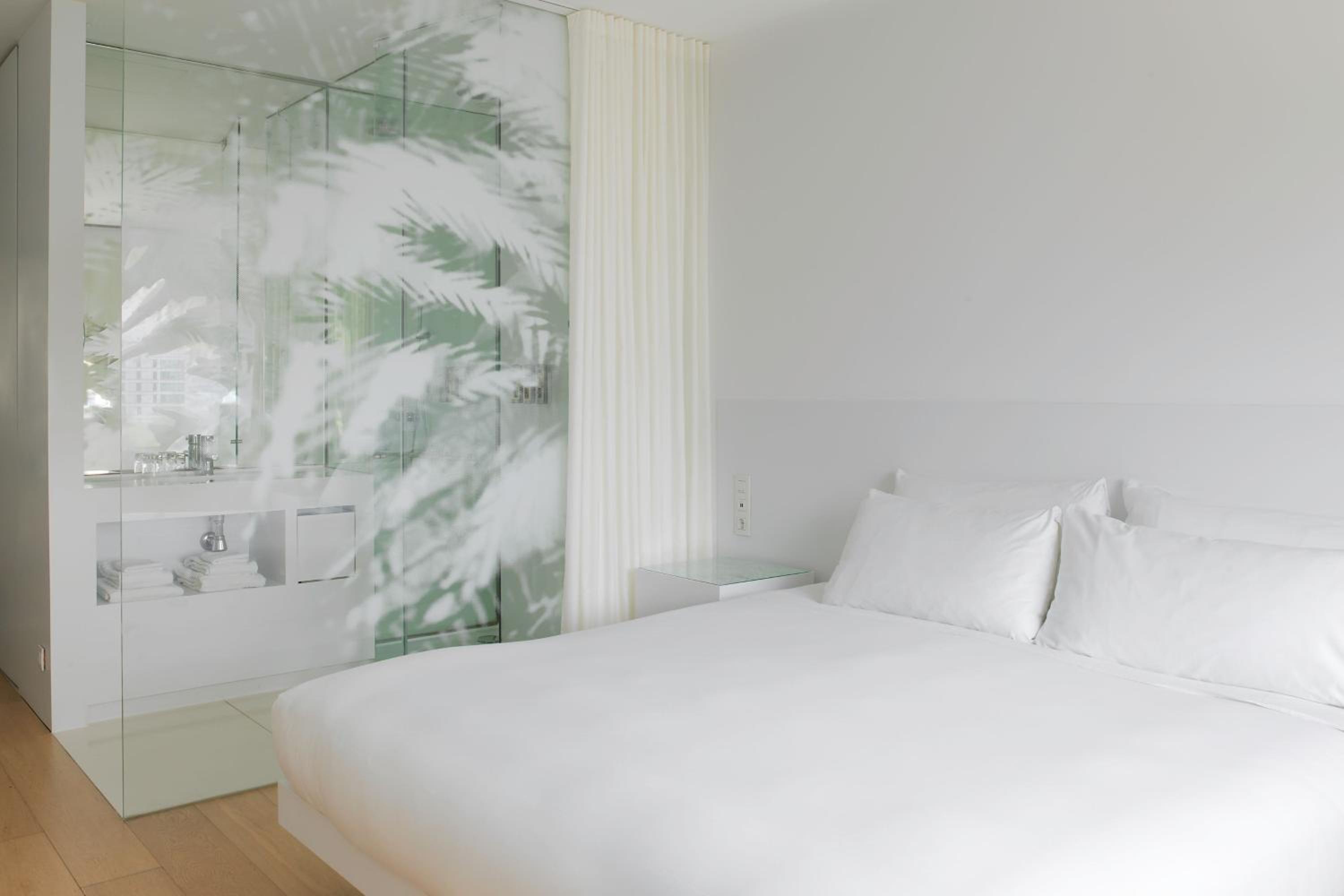 Deluxe King Room with City View - Photo 2