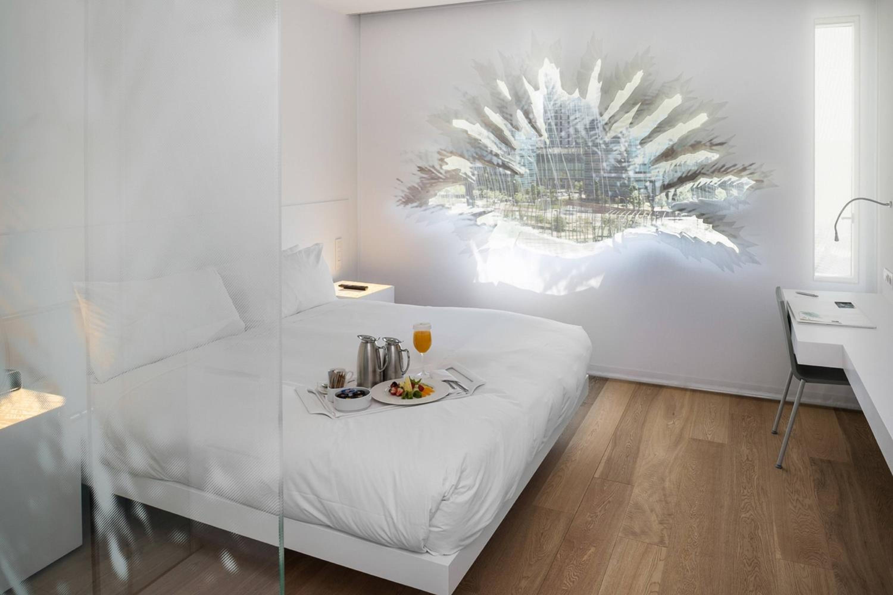 Deluxe King Room with City View - Photo 7