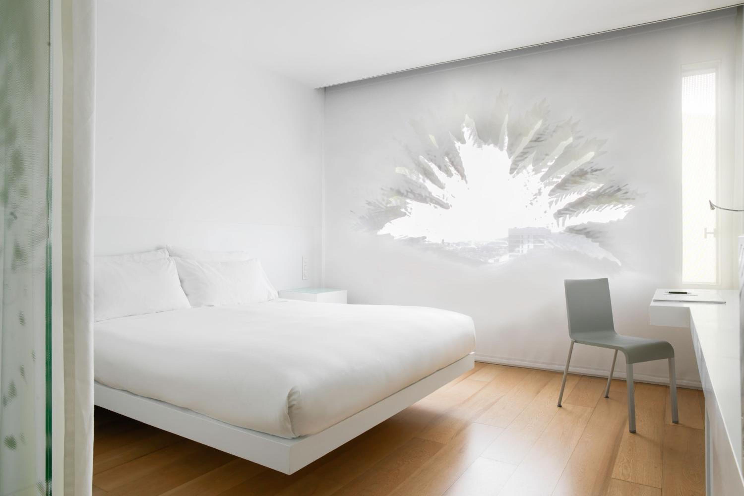 Deluxe King Room with City View - Photo 6