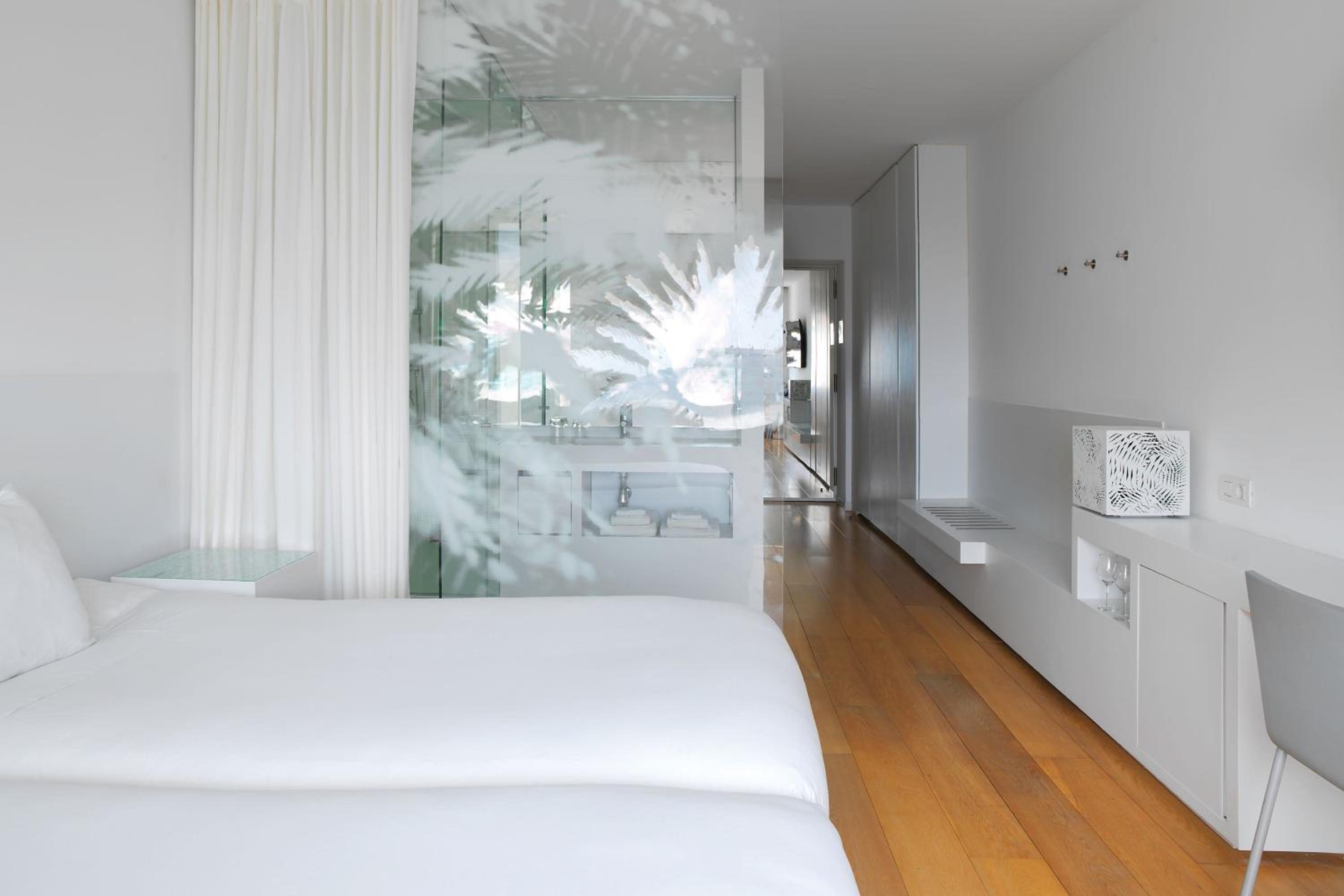 Deluxe Twin Room with City View - Photo 4