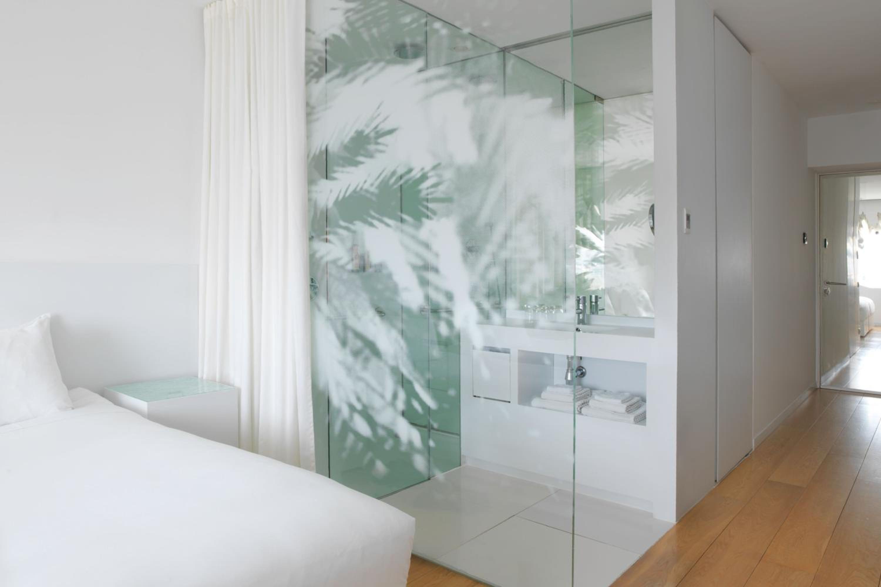 Deluxe Twin Room with City View - Photo 5