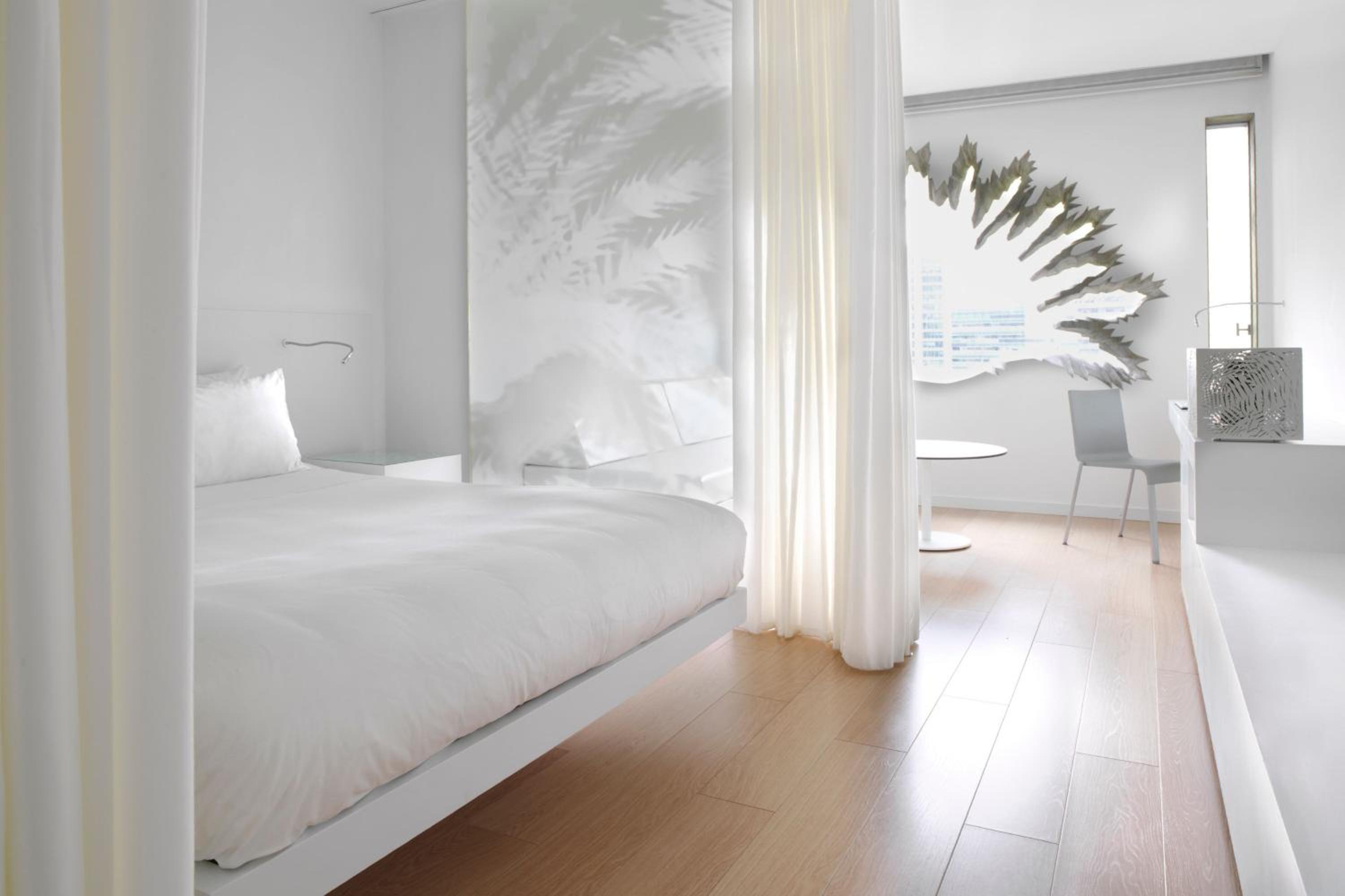 Premium King Room with Sofa Bed and City View - Photo 3