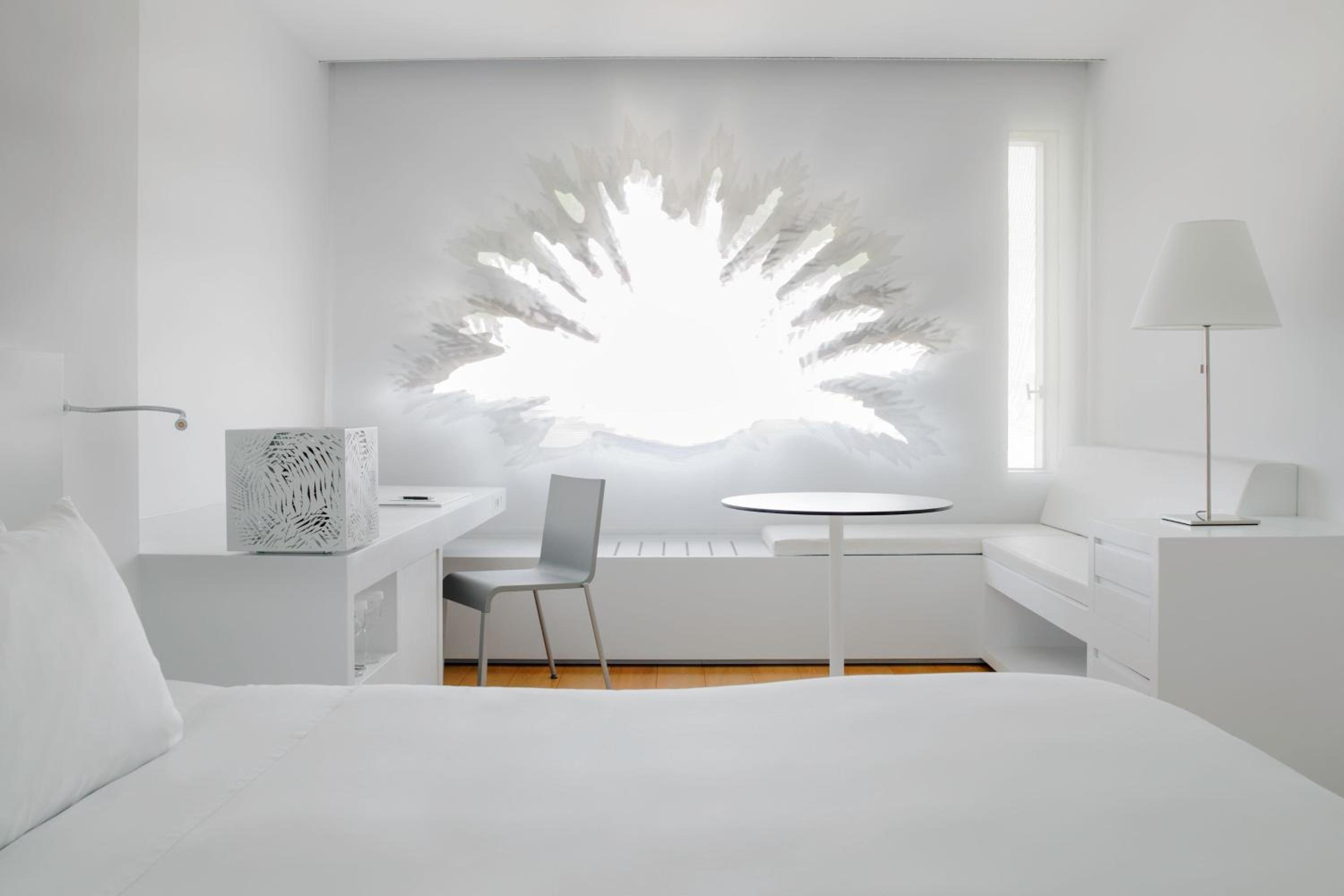 Superior King Room with City View - Photo 10