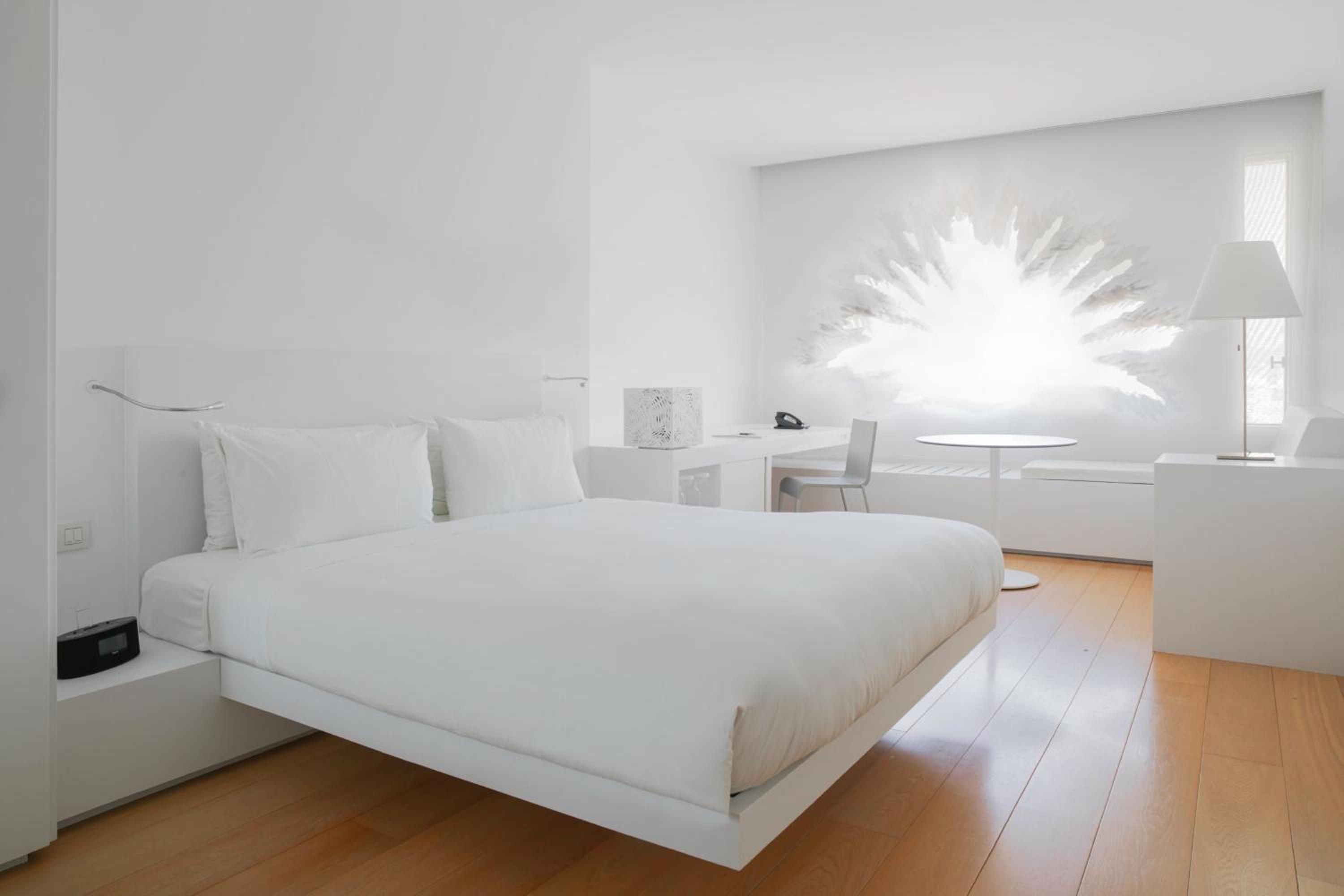Superior King Room with City View - Photo 11