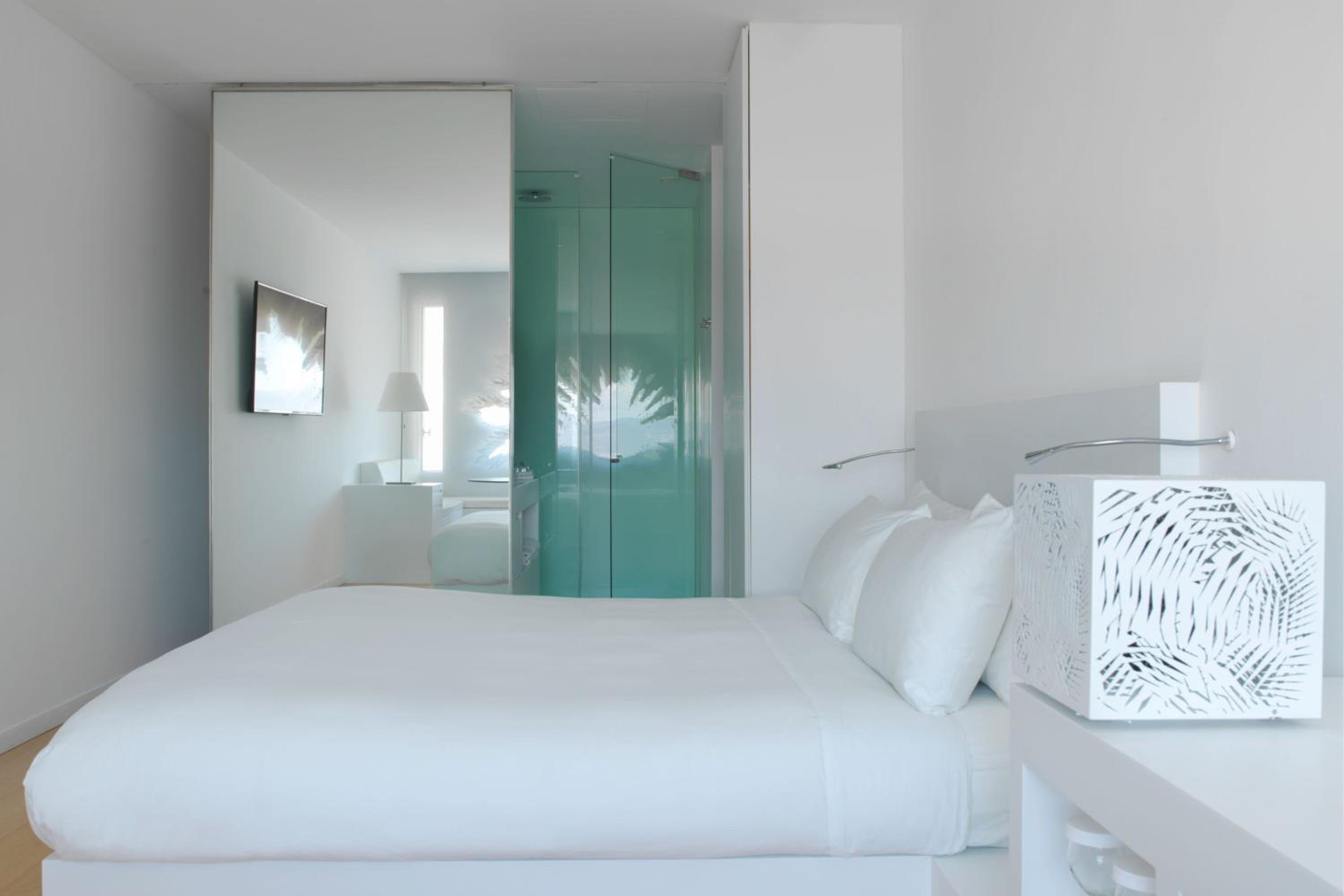 Superior King Room with City View - Photo 2