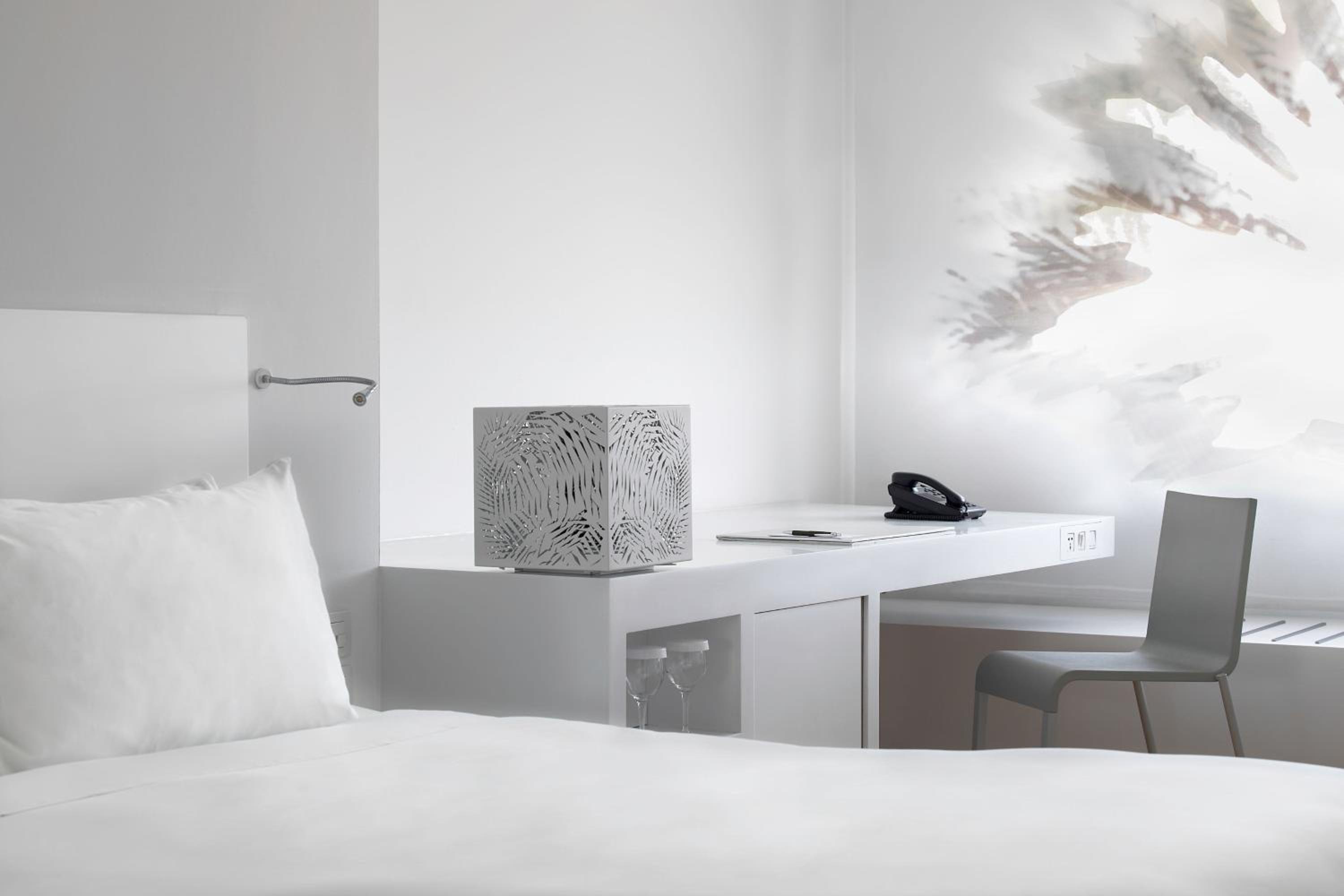 Superior King Room with City View - Photo 3