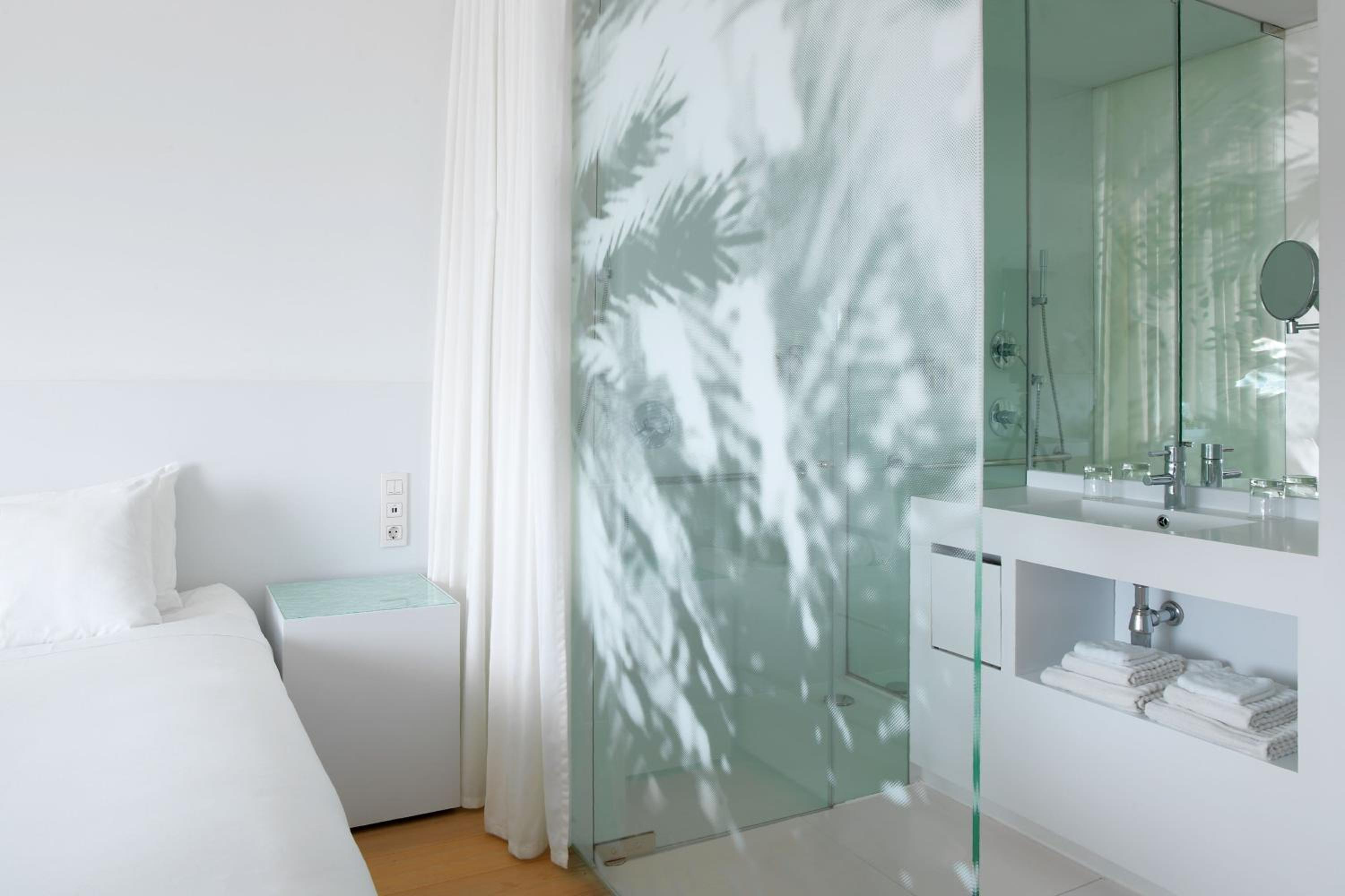 Deluxe Twin Room with City View - Photo 3
