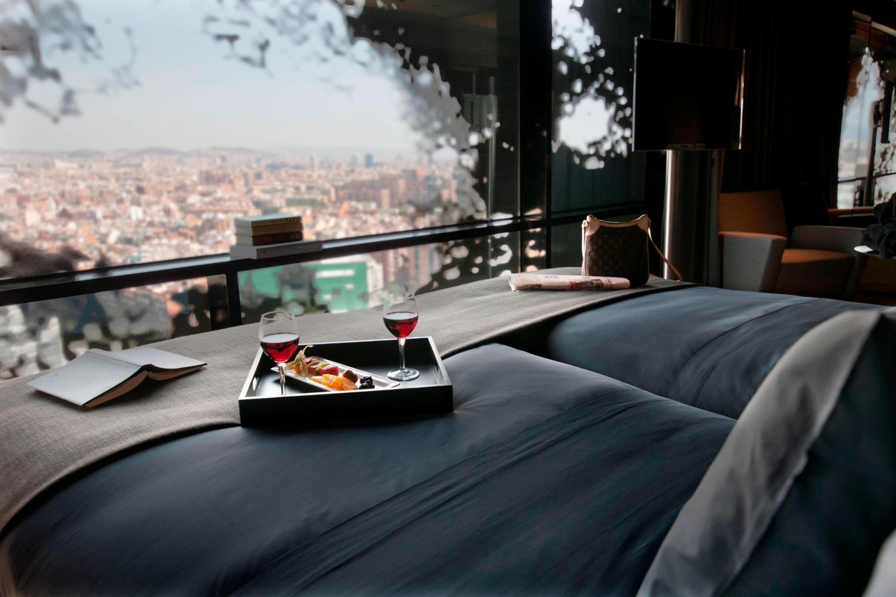 Junior Twin Suite with City View - Photo 1