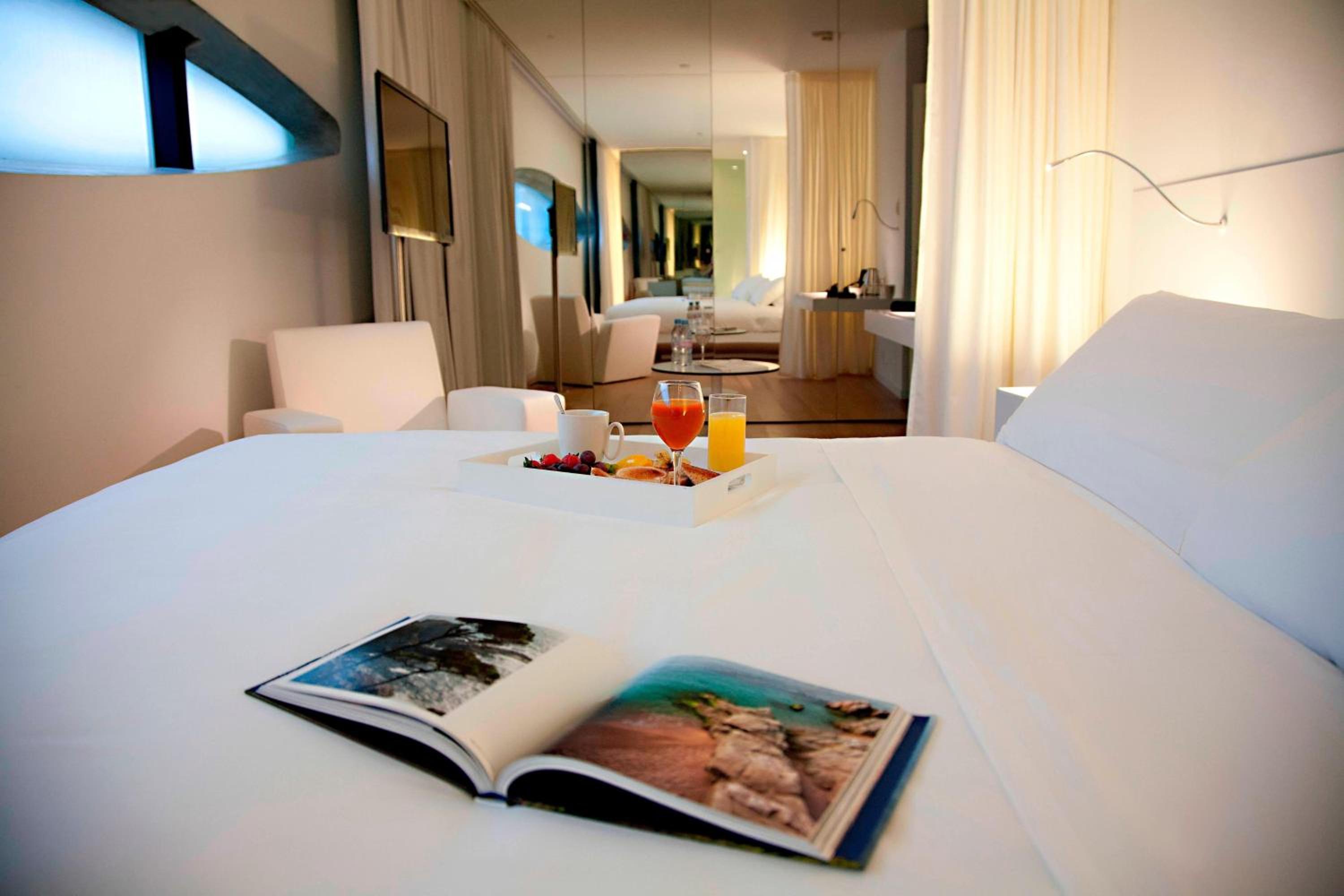 Junior King Suite with City View - Photo 1