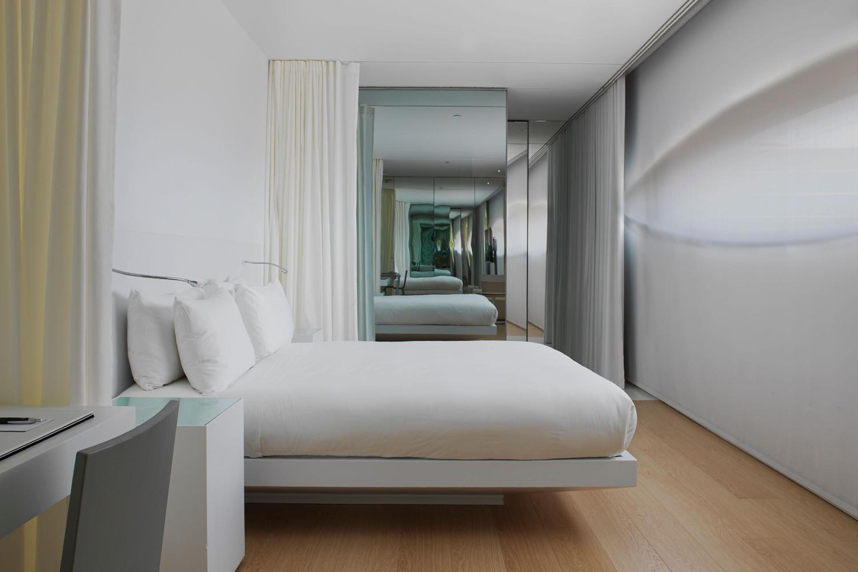 Junior King Suite with City View - Photo 3