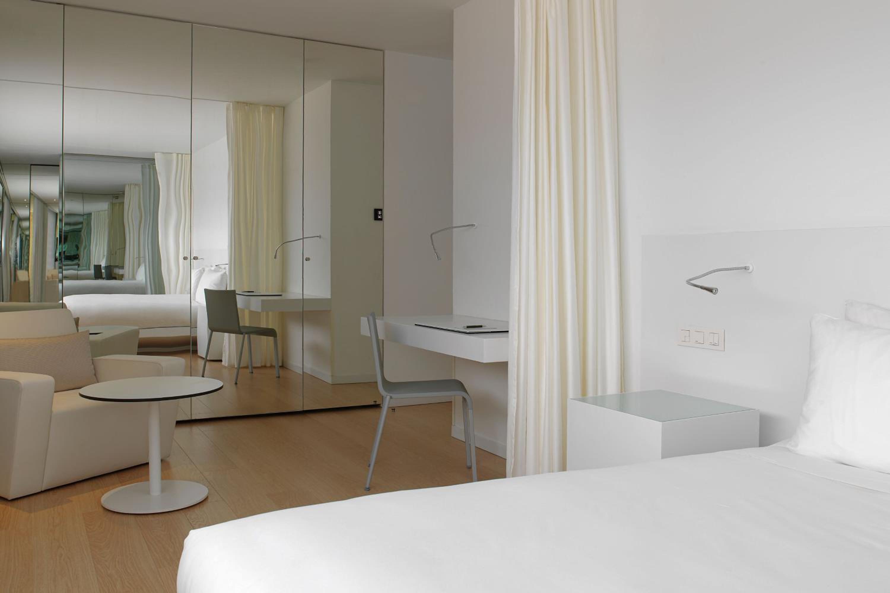 Junior King Suite with City View - Photo 2