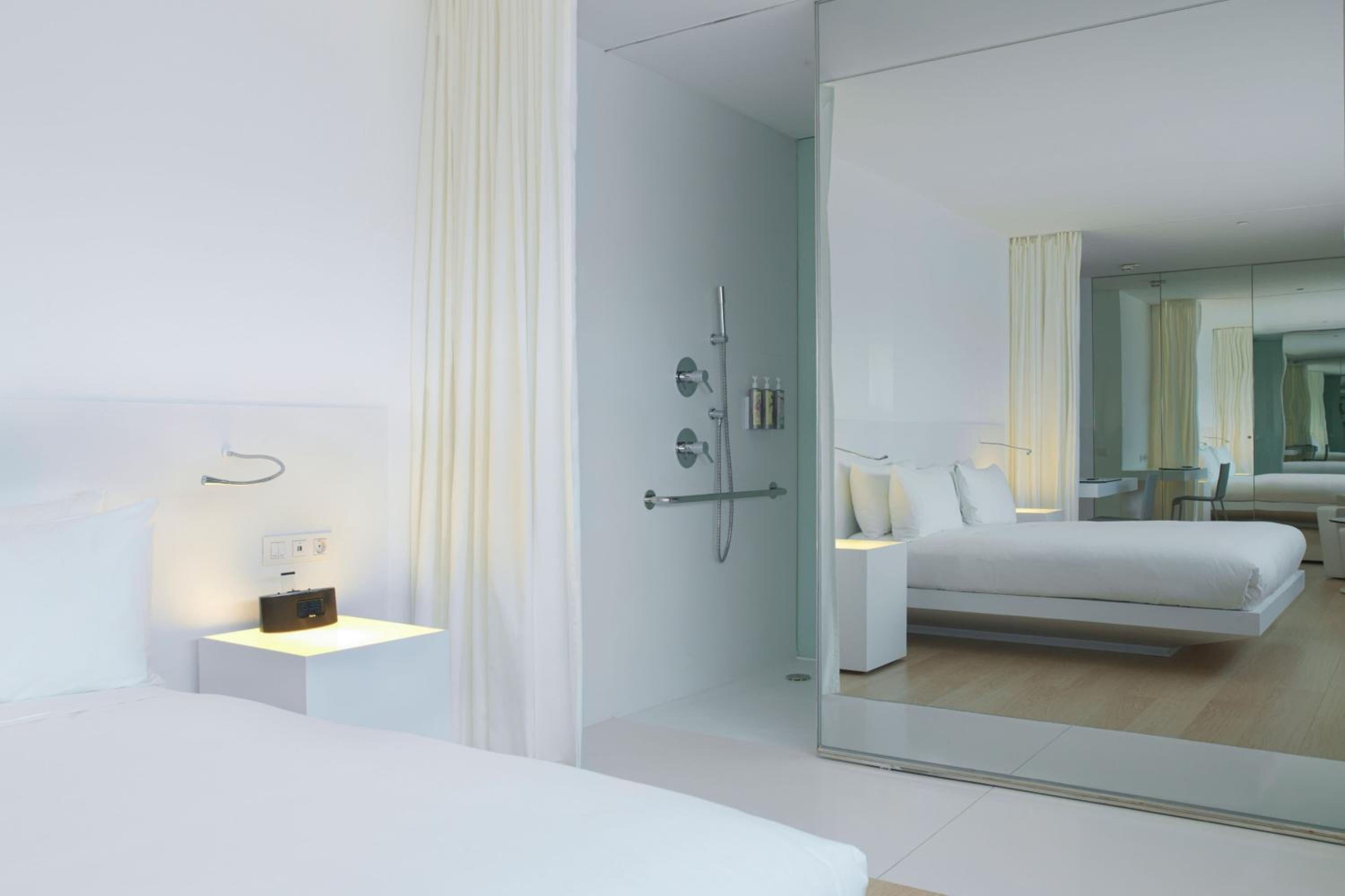 Junior King Suite with City View - Photo 5